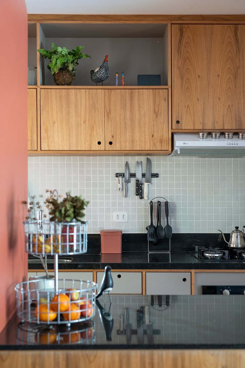 Apartamento antigo é completamente repaginado com móveis multifuncionais e cores