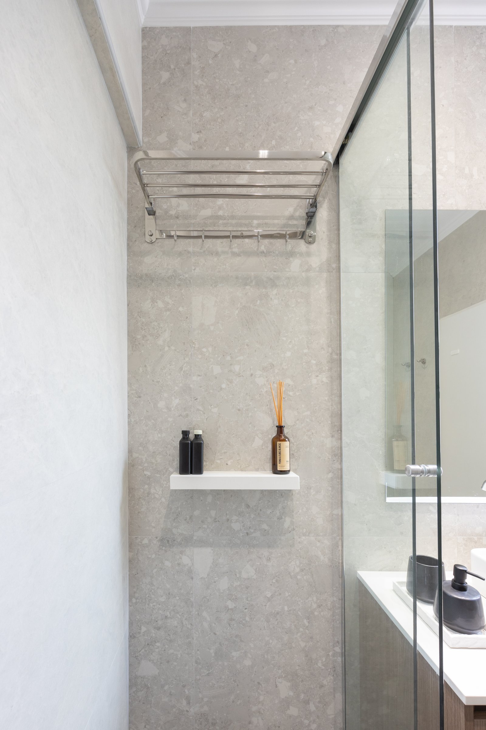 Banheiro moderno com prateleiras e box de vidro — projeto Balvanera, por Martina Kleinert, em C1032 Buenos Aires