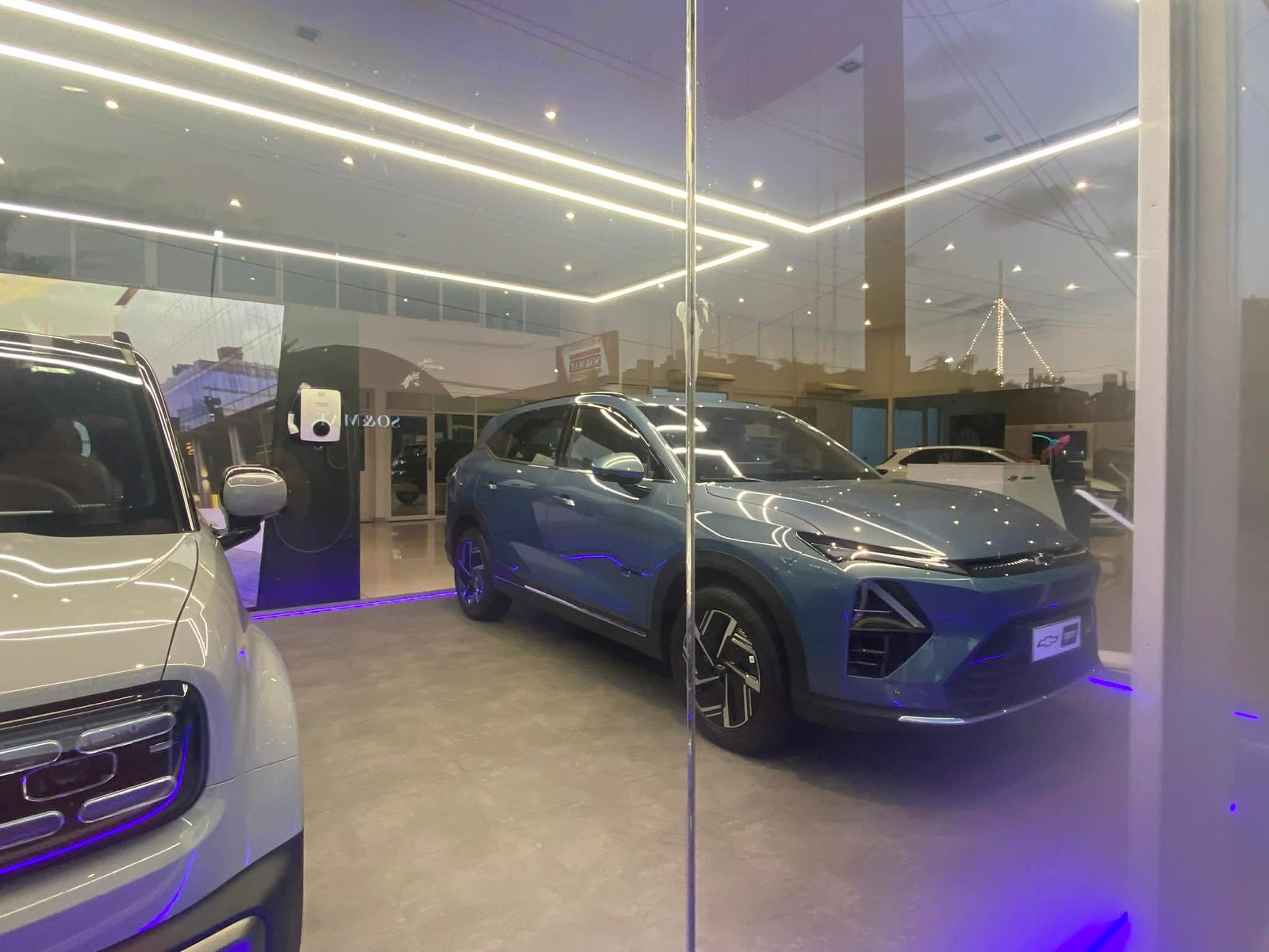 Showroom moderno de carros com carros de luxo e iluminação led — projeto Concesionario Oficial Chevrolet, Resistencia Chaco., por Arquitecto Gustavo Maidana, em Resistencia