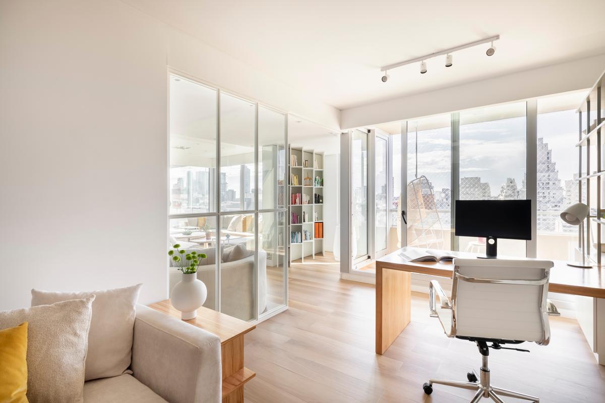 Escritório moderno com janelas amplas e vista urbana — projeto Mirabilia, por Estudio Basa, em Buenos Aires