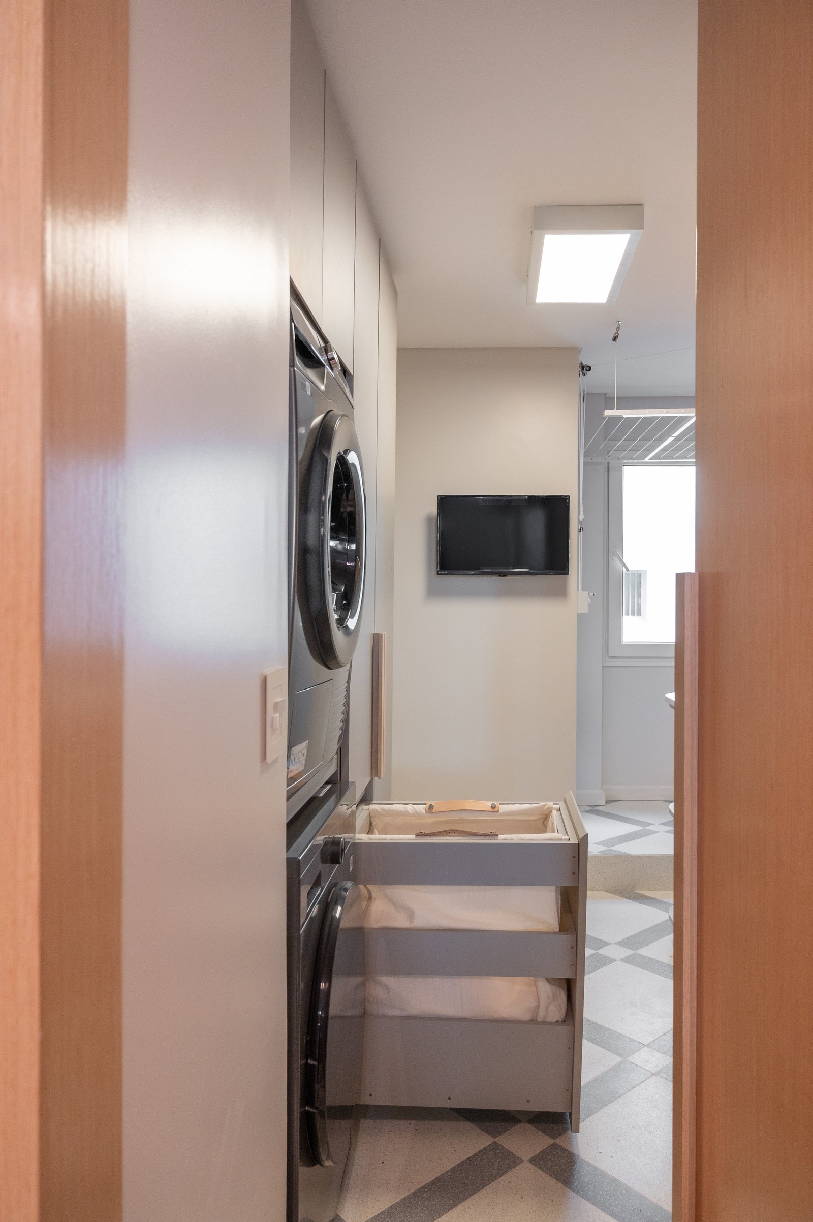 Lavadero moderno con electrodomésticos integrados y cestas de ropa — proyecto ALVEAR TYM, por AB ARQUITECTURA, en Recoleta