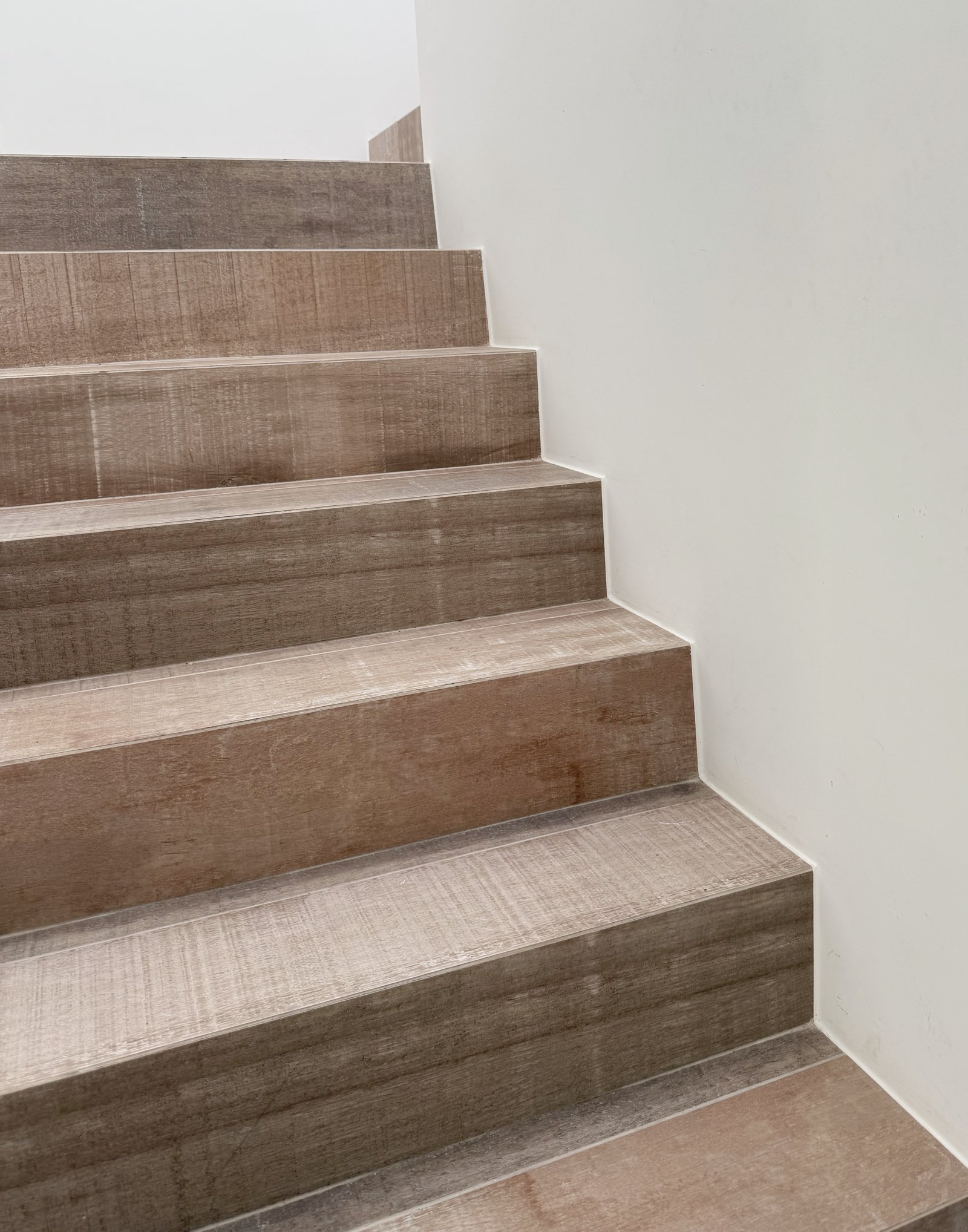Escada flutuante moderna com revestimento similar a madeira — projeto Escalera, por CASA1-TROMEN, em Bella Vista