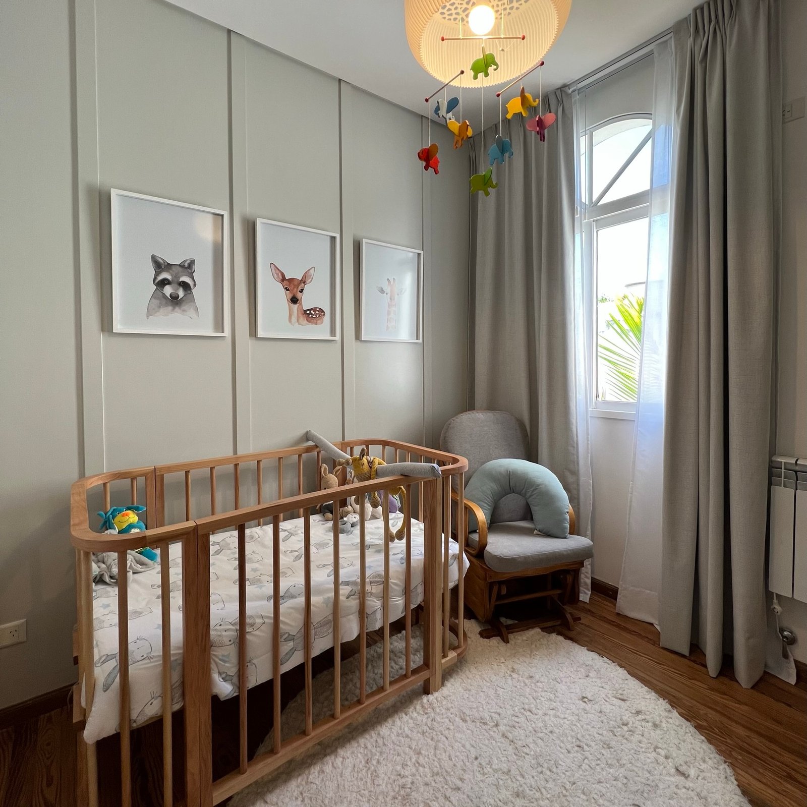 Dormitorio infantil escandinavo con cuna de madera y pared panelada — proyecto Cranwell, por MDBK Arquitectura, en Flores