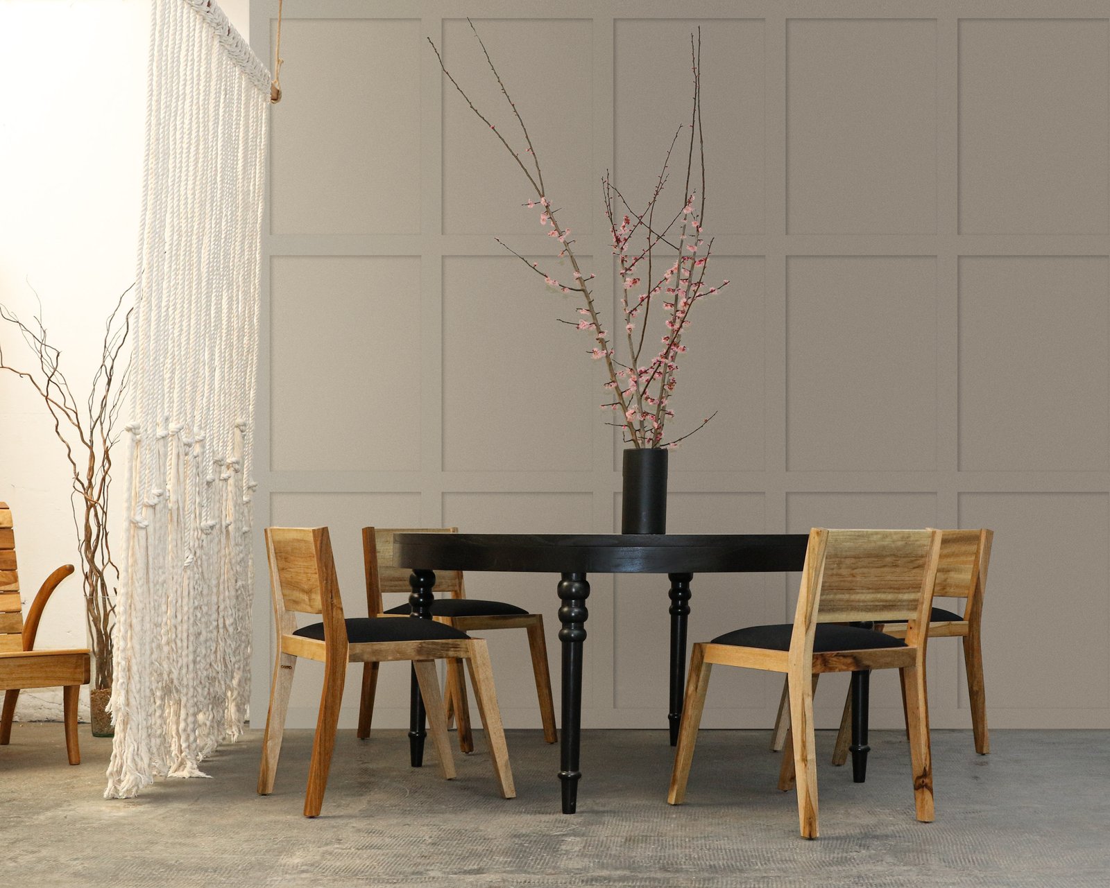 Sala de jantar moderna com mesa redonda de madeira escura e cadeiras de madeira — projeto Comedor, por BLVD Furniture