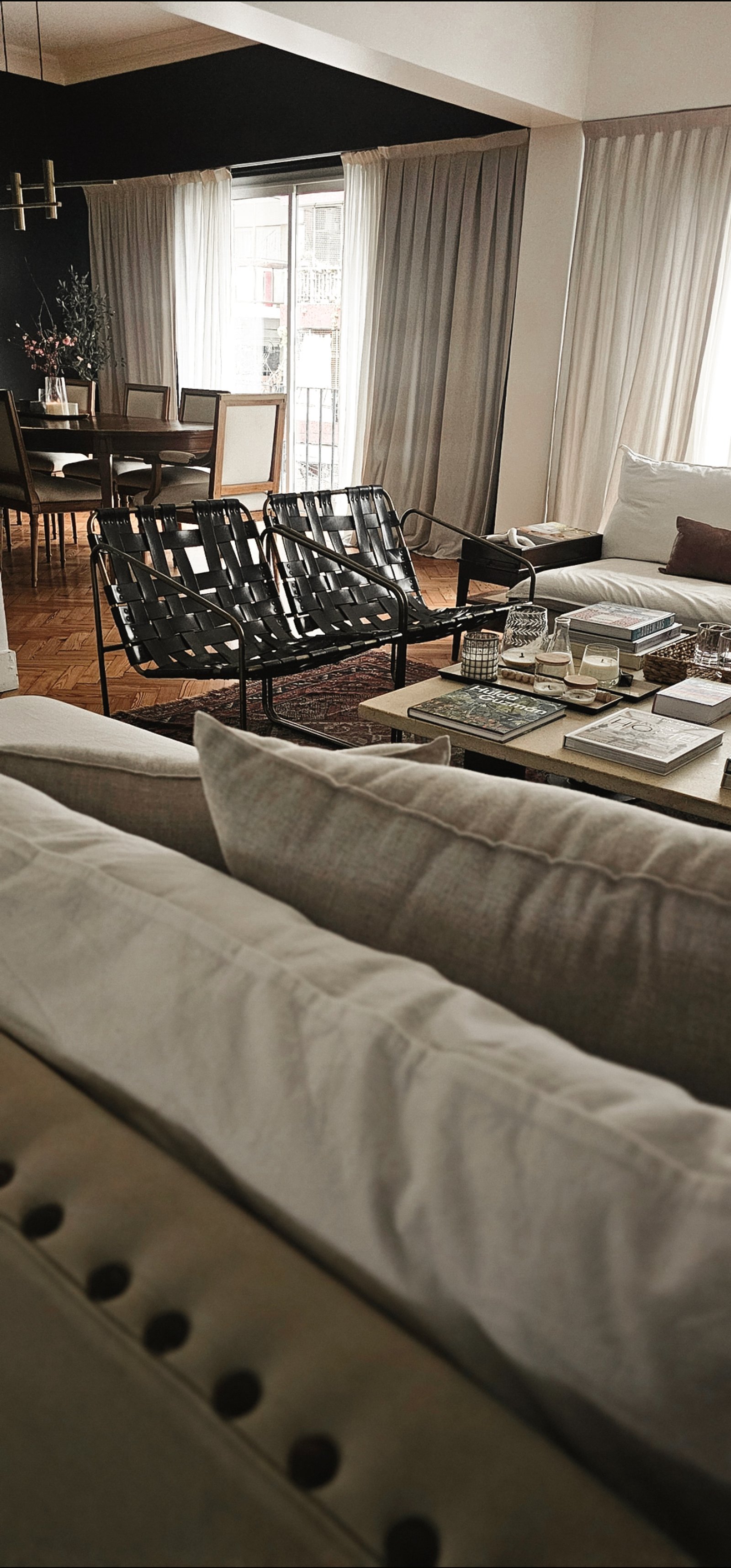 Living comedor moderno con sillones de cuero tejido y sofá beige — proyecto Cabello, por Claraboia , en Palermo
