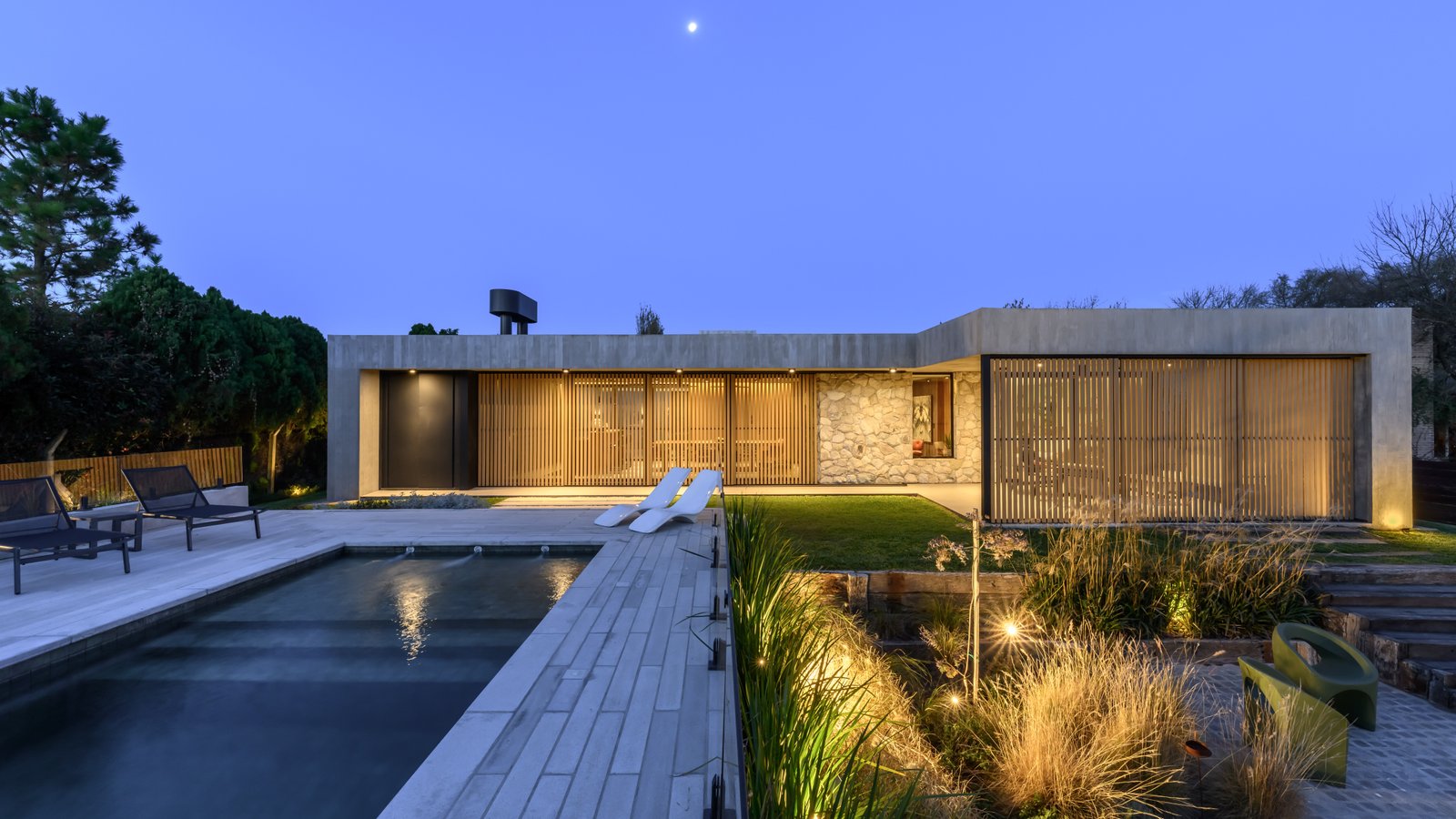 Casa moderna com piscina e deck de madeira ao entardecer — projeto La Paloma :: Villa Allende - Córdoba :: Paisajismo Residencial :: STIPA Arte Nat, por STIPA Arte Natural, em Mend