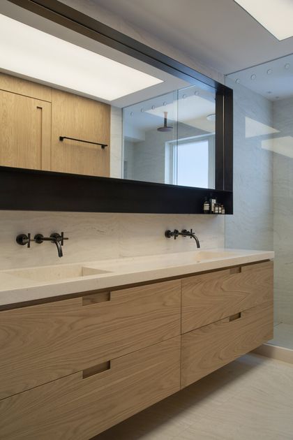 baño moderno con mesada de madera, espejo grande y lavatorio doble — proyecto PS House, por Studio Ro-ca