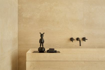 Detalle minimalista de mesada beige con grifería negra empotrada — proyecto PS House, por Studio Ro-ca