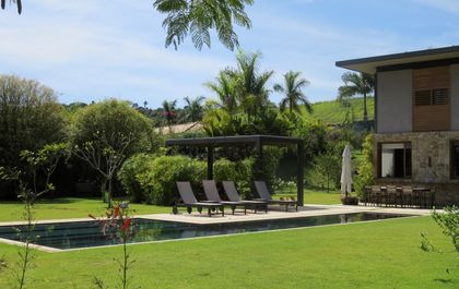 Casa moderna con pileta, jardín y pergola de madera en campo — proyecto Residencia PZ, por Gil Fialho