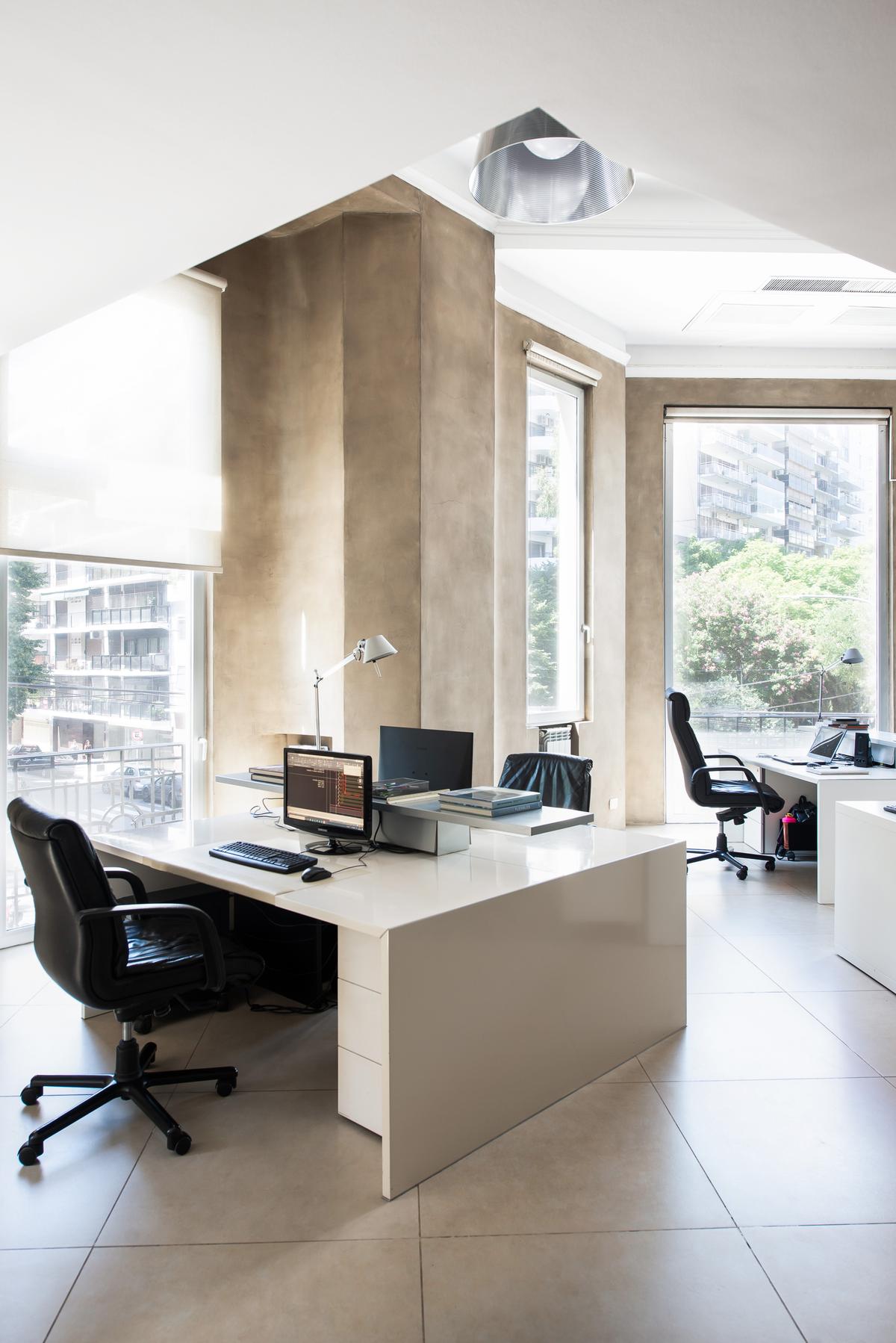 Escritorio con color predominante Beige del Proyecto Estudio Cerviño por Estudio Du 