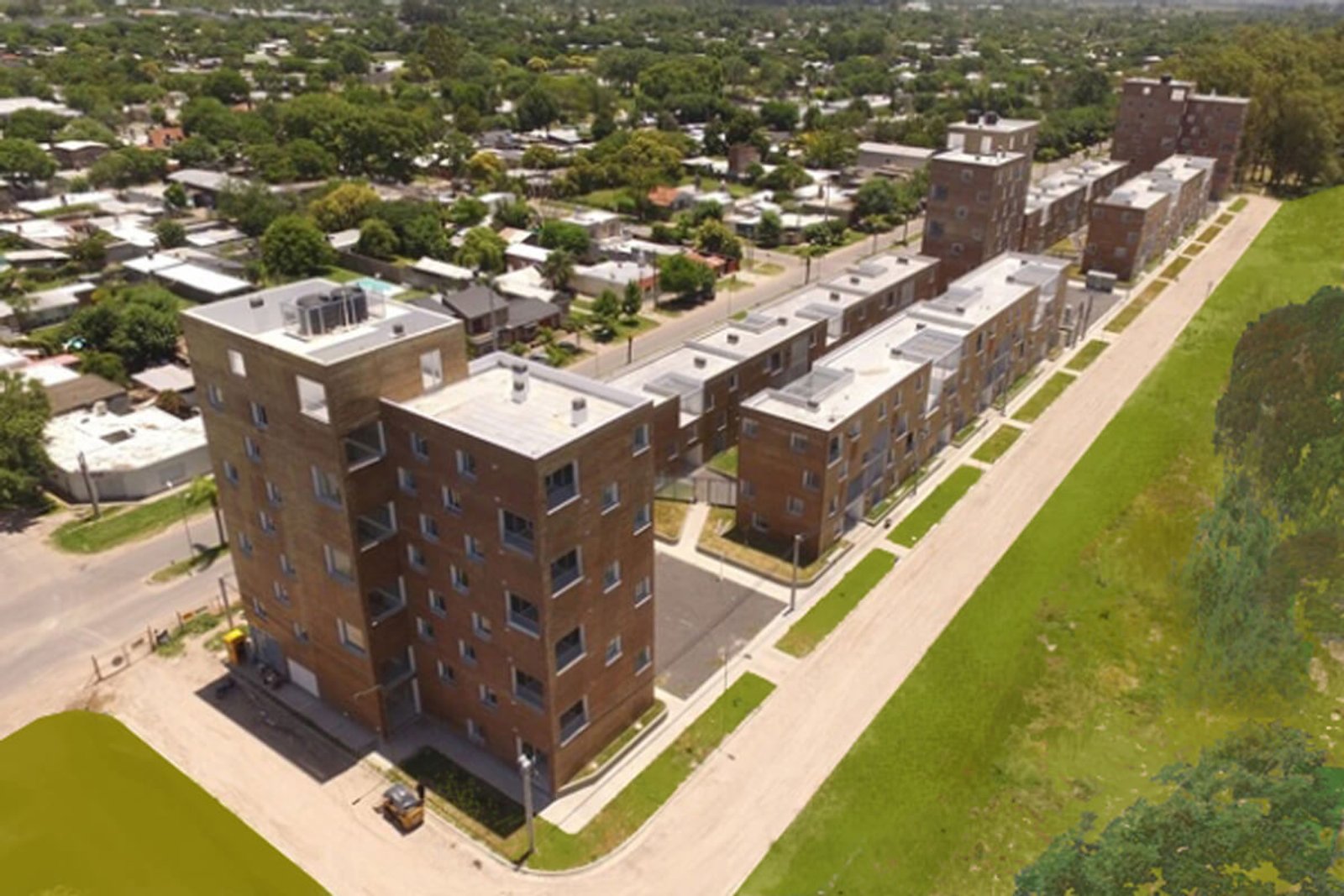 Conjunto de edificios de apartamentos modernos con fachada de ladrillo expuesto — proyecto Plan de viviendas Santa Fe, por PROTEX, en Baigorria