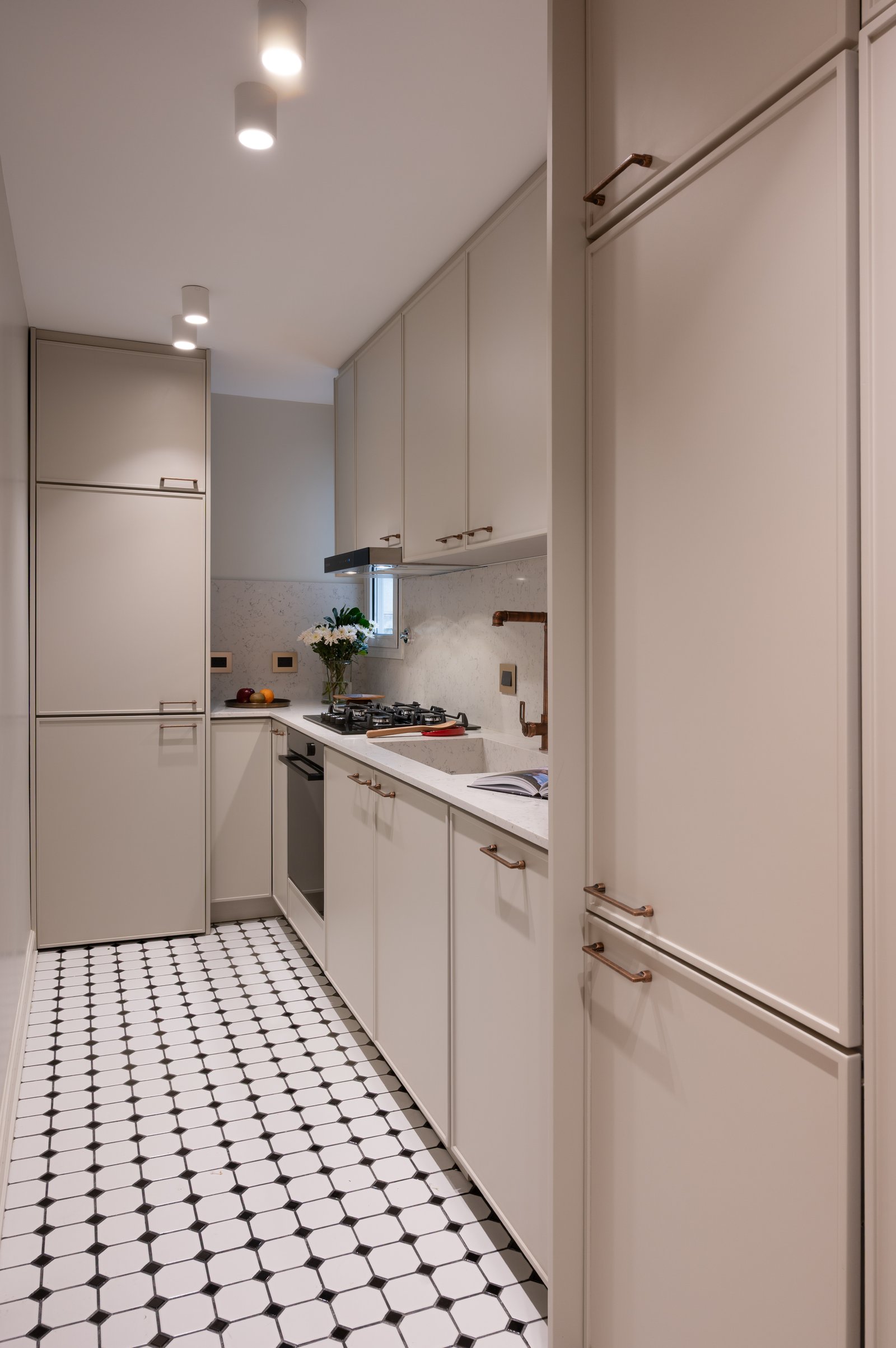 Cocina moderna con azulejos blancos y negros, y muebles integrados — proyecto LIBERTADOR DANDY, por AB ARQUITECTURA, en Recoleta