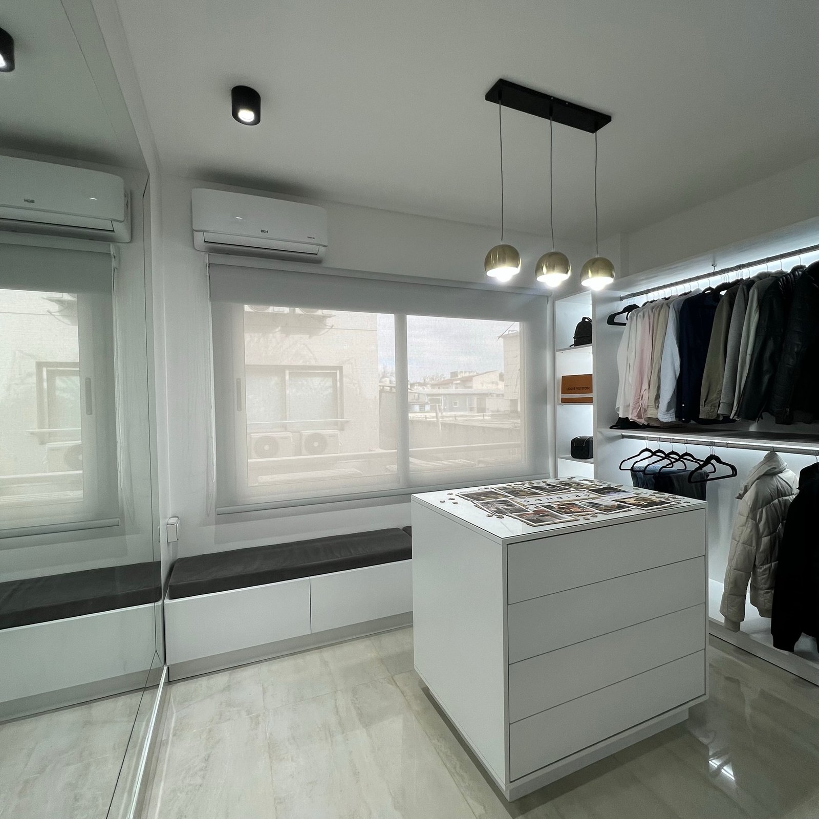 Closet moderno e amplo com armários embutidos e iluminação pendente — projeto Basualdo I, por MDBK Arquitectura, em Liniers