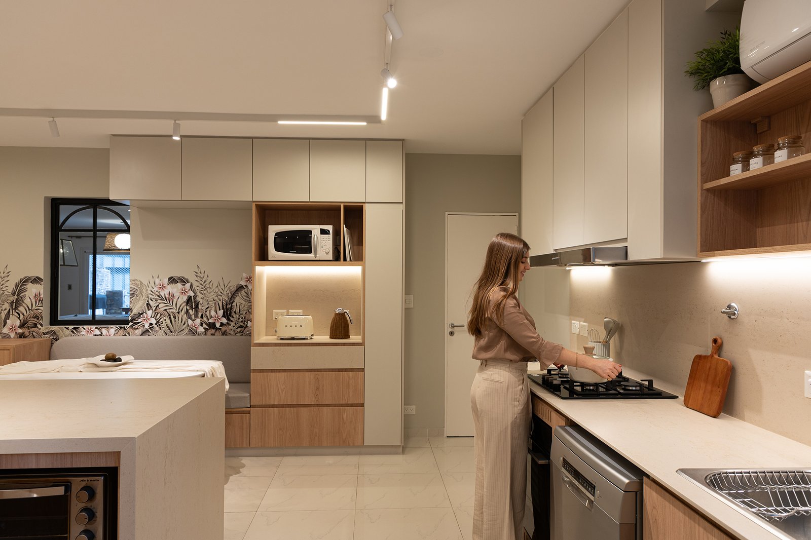 Cocina moderna y abierta con isla, gabinetes blancos integrados y madera clara — proyecto Ortega y Gasset - Estudio PLATS, por Gaby Alfonso, en Ortega y Gasset 1900