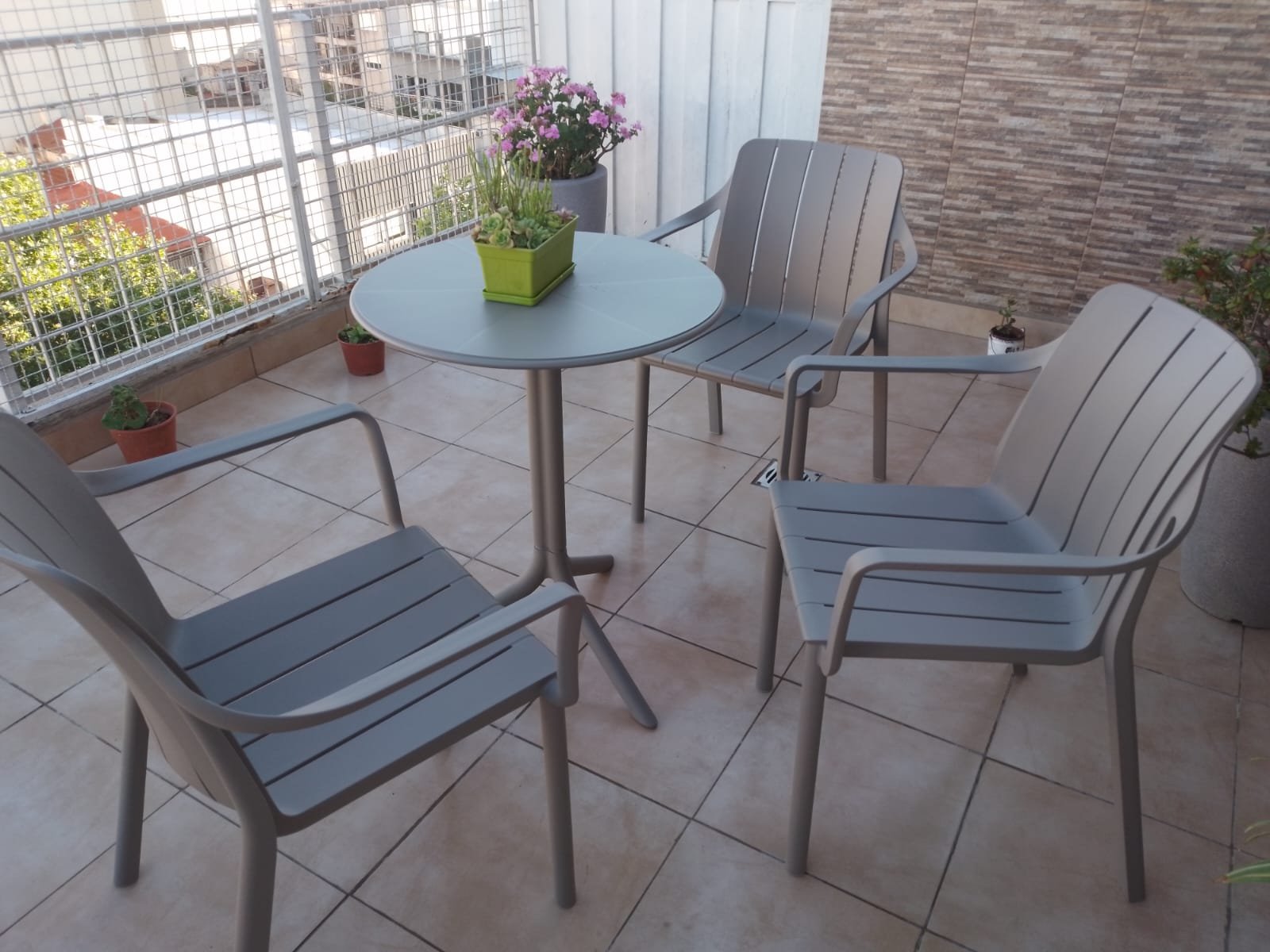 balcón moderno con muebles de metal y vista urbana — proyecto Balcón y Terraza, por Casa Nuñez