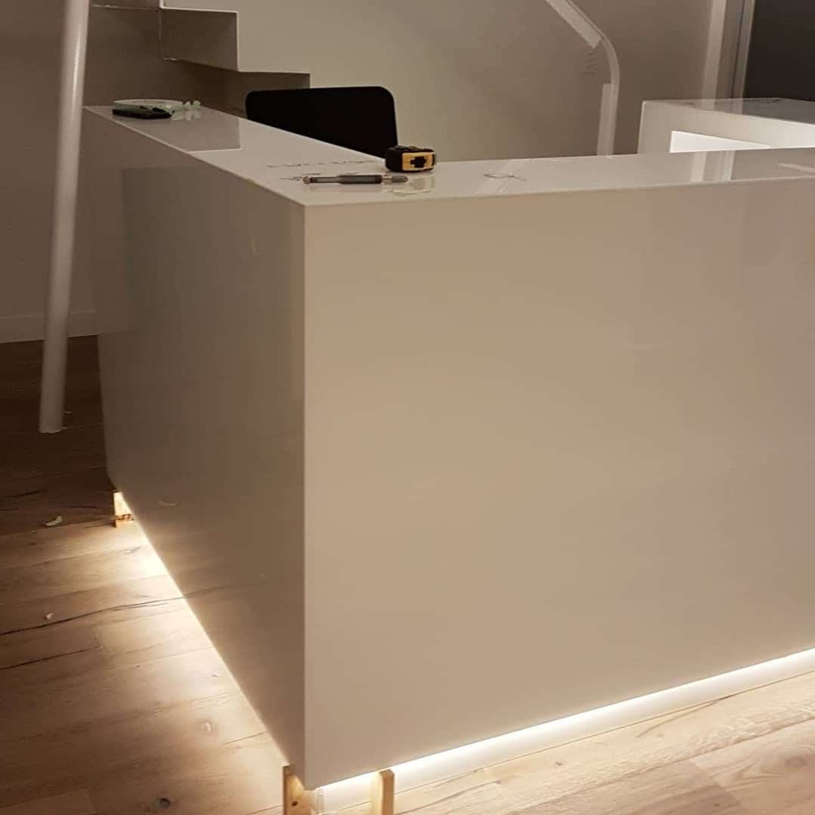 mostrador de recepción blanco minimalista — proyecto Coverglass 4mm puro, por Cristalcenter, en Recoleta