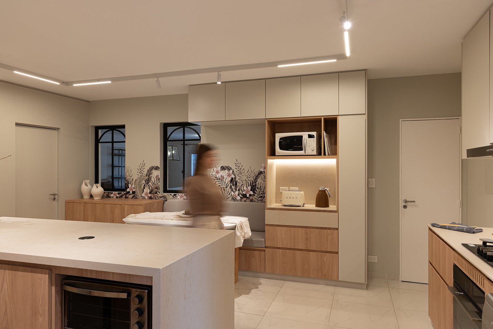 Cocina moderna con isla y comedor integrados, gabinetes de madera clara — proyecto Ortega y Gasset - Estudio PLATS, por Gaby Alfonso, en Ortega y Gasset 1900
