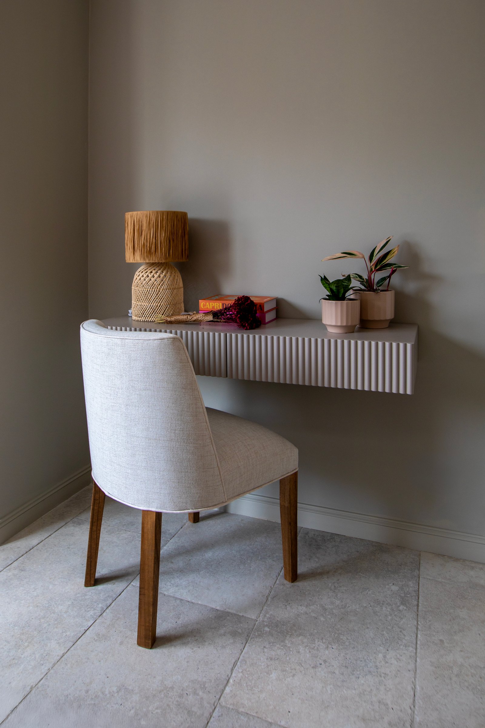 Escritorio moderno boho con silla y lámpara de mimbre — proyecto OBRA EL DESCANSO, por ILVA, en Provincia de Buenos Aires