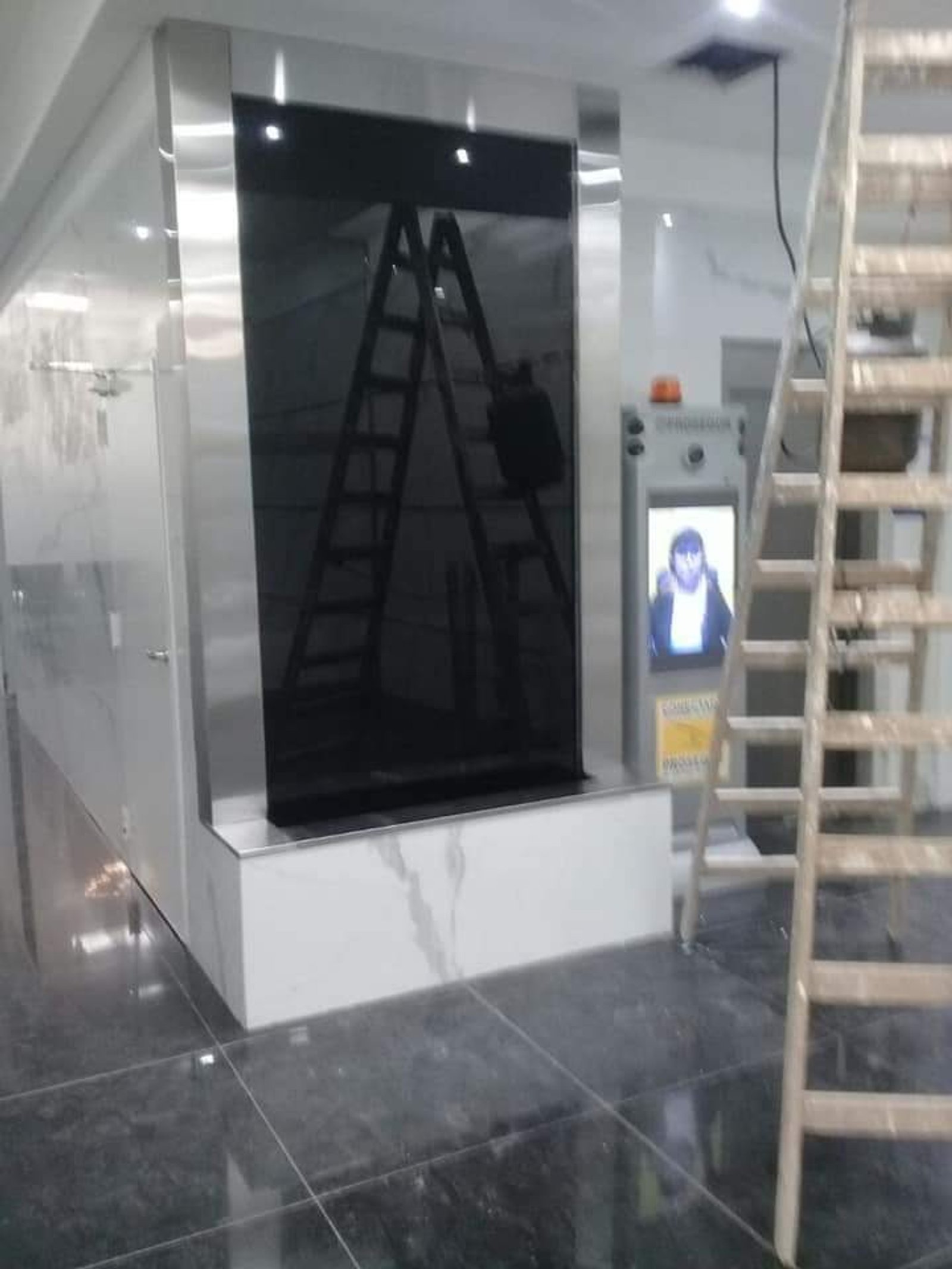 pared de vidrio negro en obra con escaleras y quiosco — proyecto Cascada de agua en Coverglass negro y acero, por Cristalcenter, en Flores