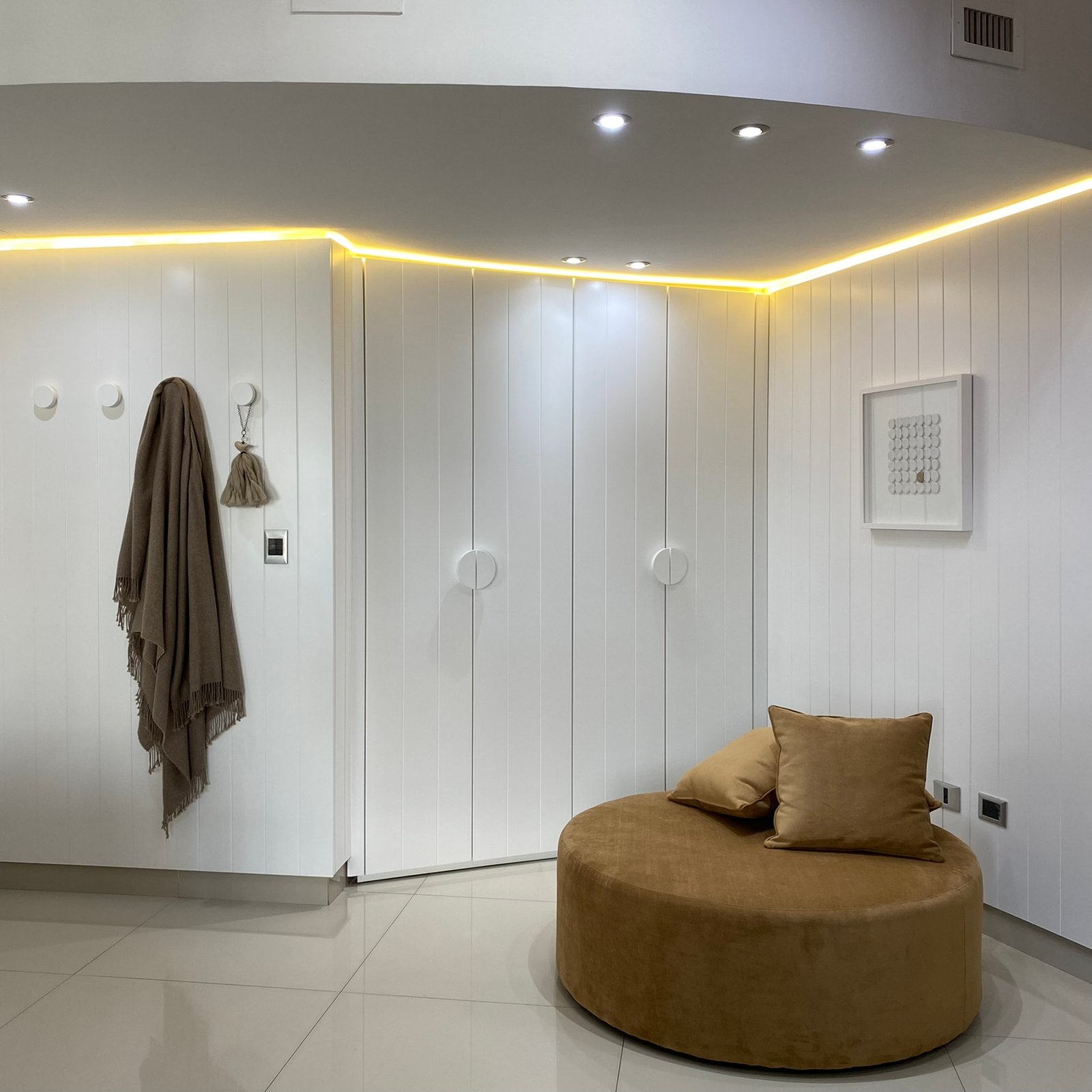 Corredor moderno com painéis de madeira e pufe — projeto Juncal II, por MDBK Arquitectura, em Palermo