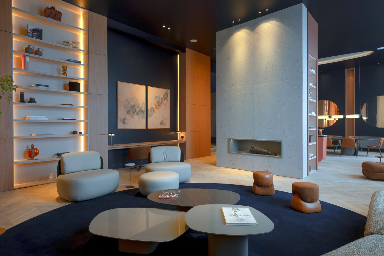 Sala de estar moderna com lareira de concreto e móveis curvos — projeto Casa Foa Madero Harbour, por Vite Porcellanato, em Buenos Aires