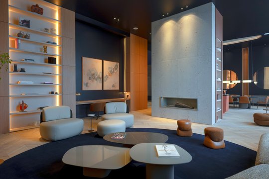 Living moderno con chimenea de hormigón y muebles curvos — proyecto Casa Foa Madero Harbour, por Vite Porcellanato, en Buenos Aires