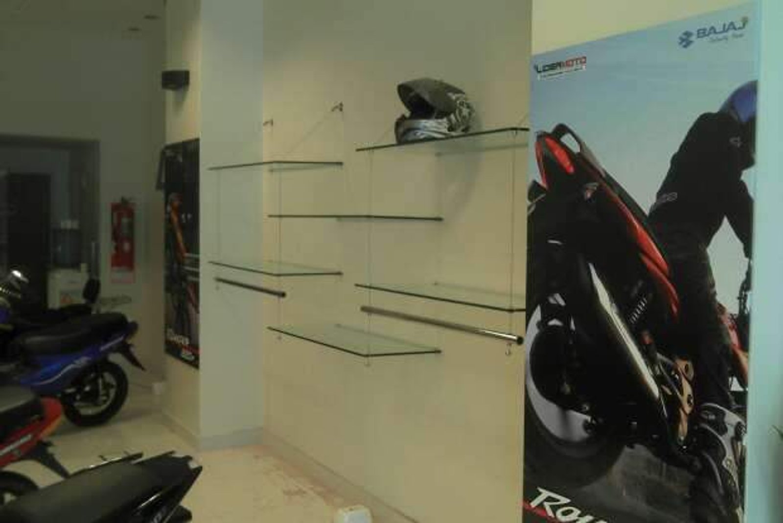 Showroom de motos con estanterías de vidrio y exhibición — proyecto Estanterias con cabletensores y perchero, por Cristalcenter, en San Telmo