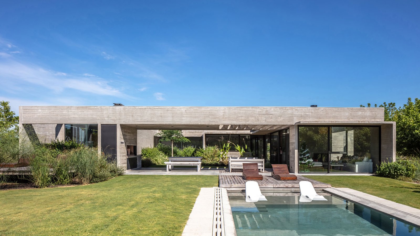 Casa moderna com grande beiral de concreto e piscina — projeto Casa Pilará, por Besonías Almeida arquitectos, em Pilar