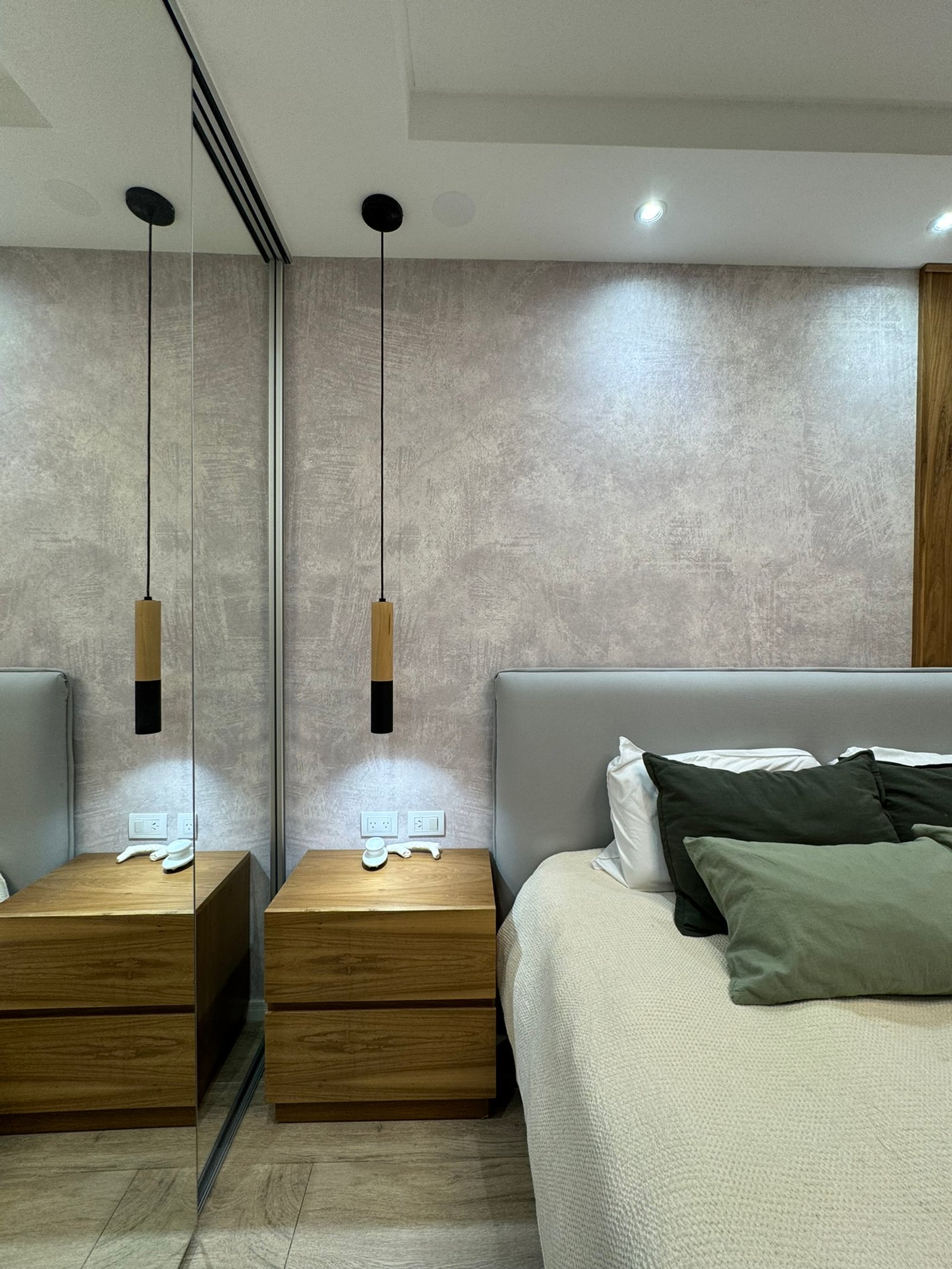 Dormitorio moderno con pared de espejo y luces colgantes — proyecto Corrientes II, por MDBK Arquitectura, en Villa Crespo
