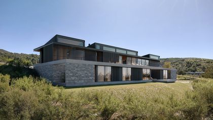 Casa moderna hormigón visto, grandes ventanales, paisaje serrano — proyecto CASA MS, por GMARQ, en San Carlos de Bariloche