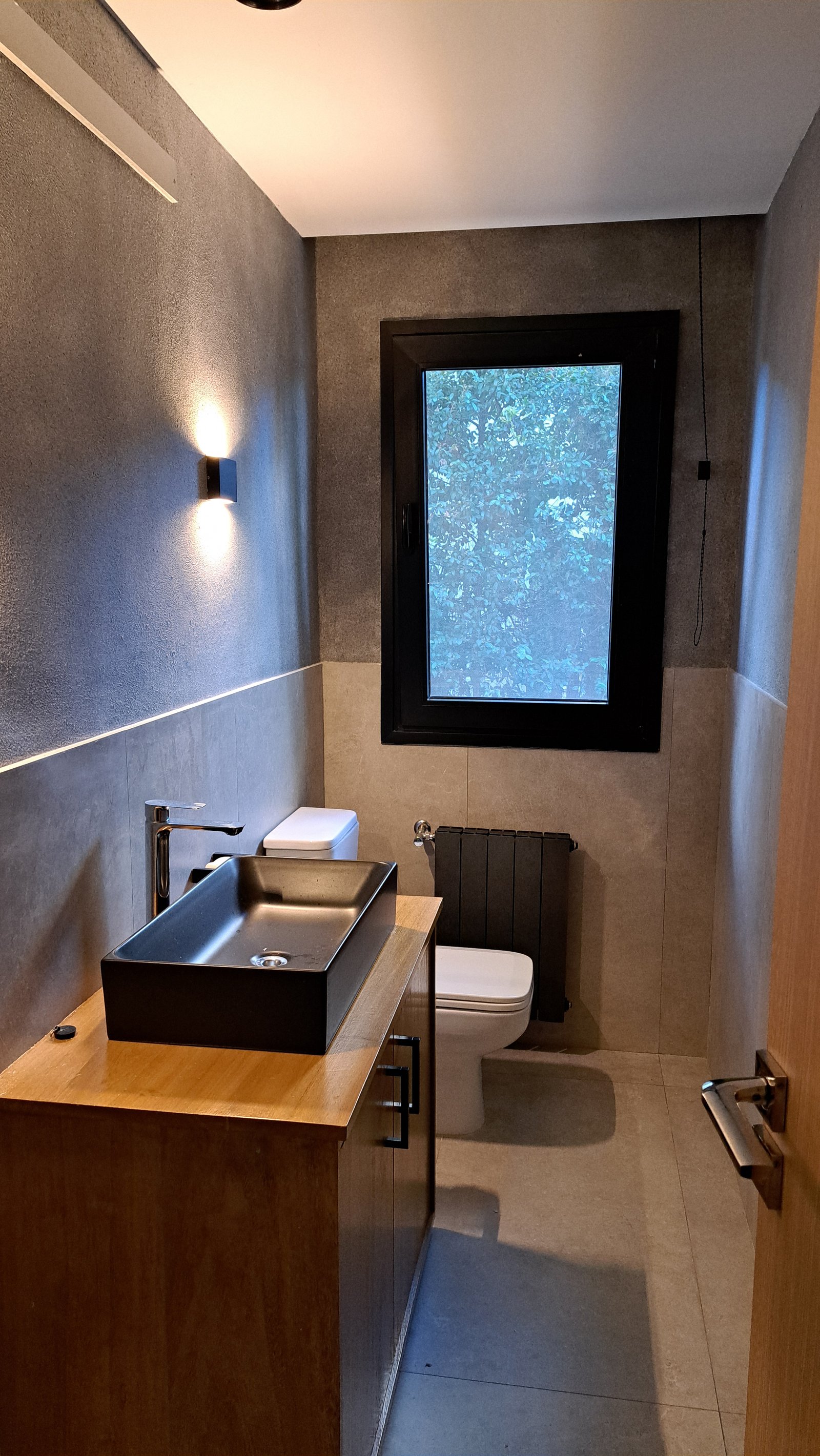 Banheiro moderno com cuba preta, microcimento cinza e madeira natural — projeto Baño, por ecodecor argentina, em Buenos Aires