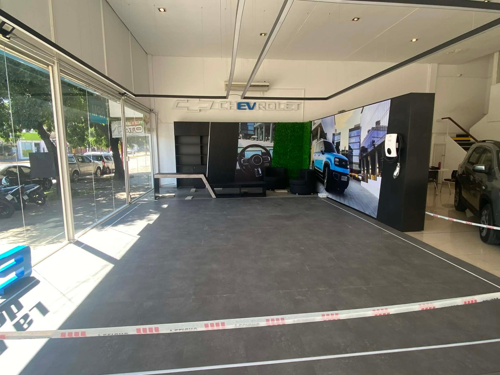 Showroom moderno con exhibición de autos y mobiliario minimalista — proyecto Concesionario Oficial Chevrolet, Resistencia Chaco., por Arquitecto Gustavo Maidana, en Resistencia