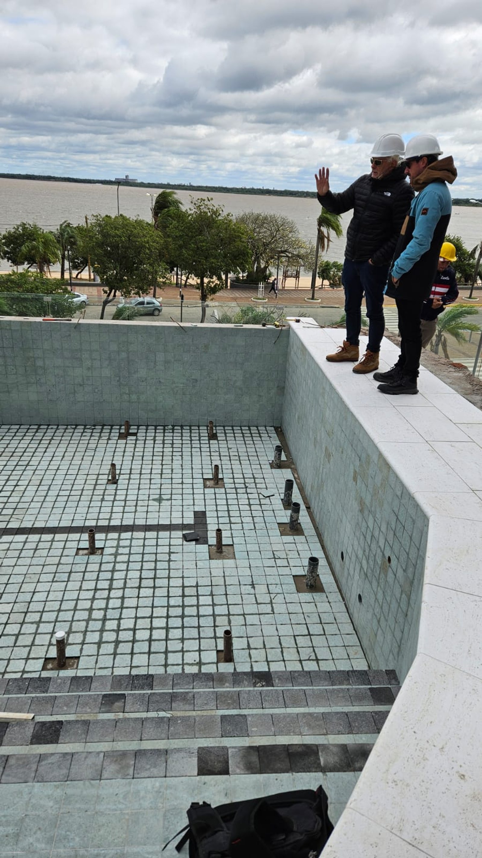 Pileta en construcción con detalles de caños y baldosas — proyecto Obra Piscina Los Boulevares Corrientes en Proceso, por Aquamare Piscinas, en Corrientes