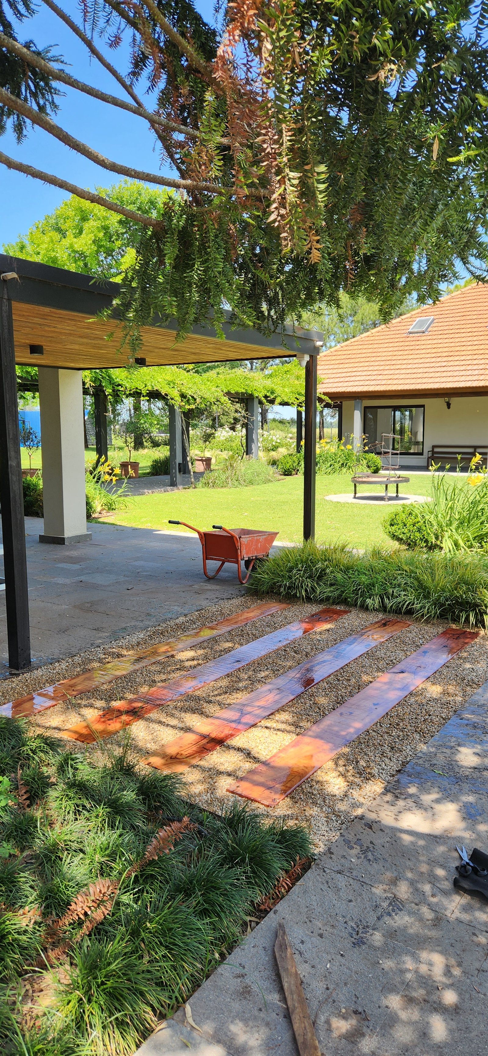 Pátio moderno com caminho de vidro e pérgola — projeto Casa COAL, por Estudio Rifahi, em B2814 Los Cardales