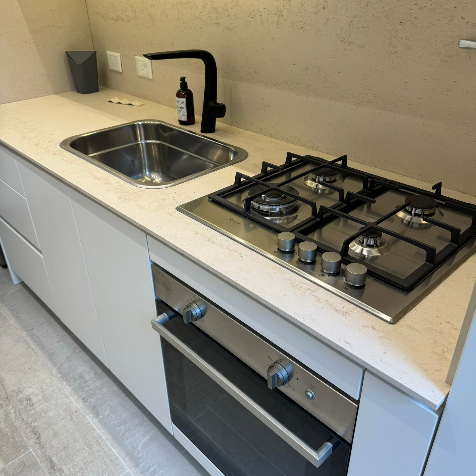 Cocina moderna minimalista con mesada de mármol claro — proyecto Arce, por MDBK Arquitectura, en lavalle 2501