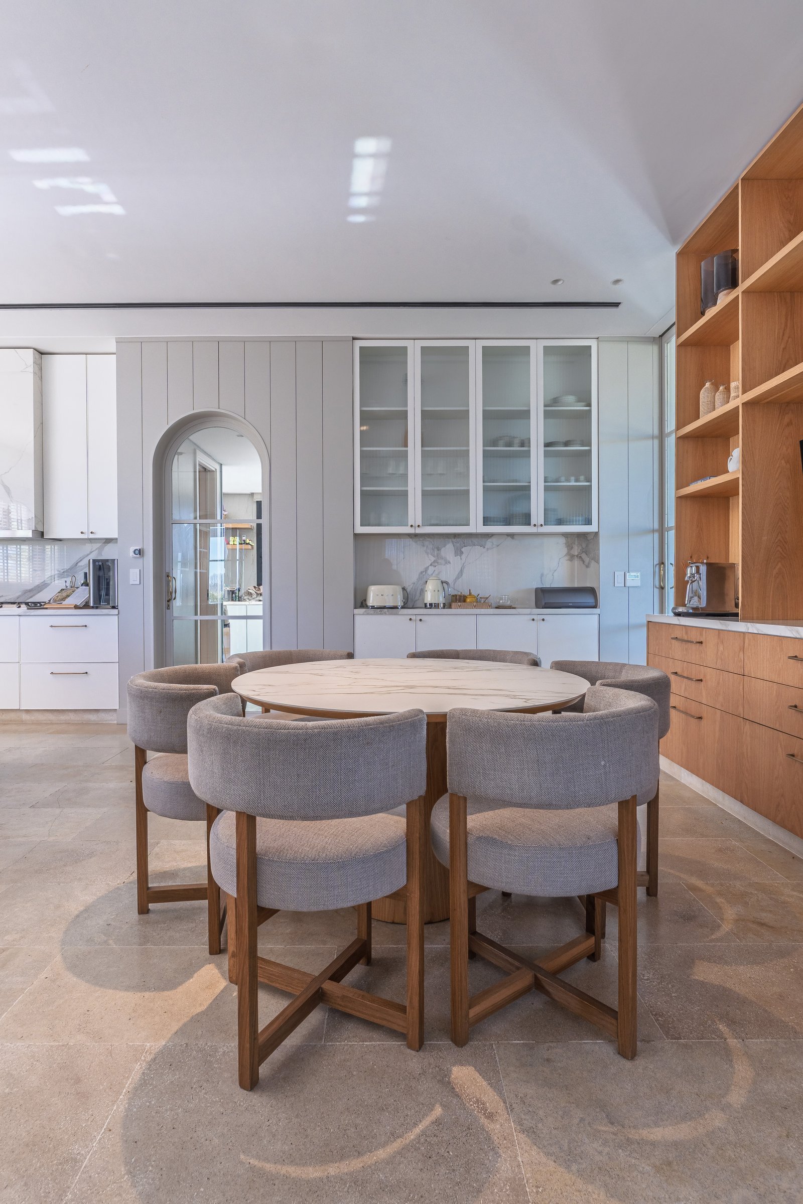 Sala de jantar moderna com cozinha integrada e móveis elegantes — projeto Pilar A, por Josefina Bertora, em Los Cipreses 2