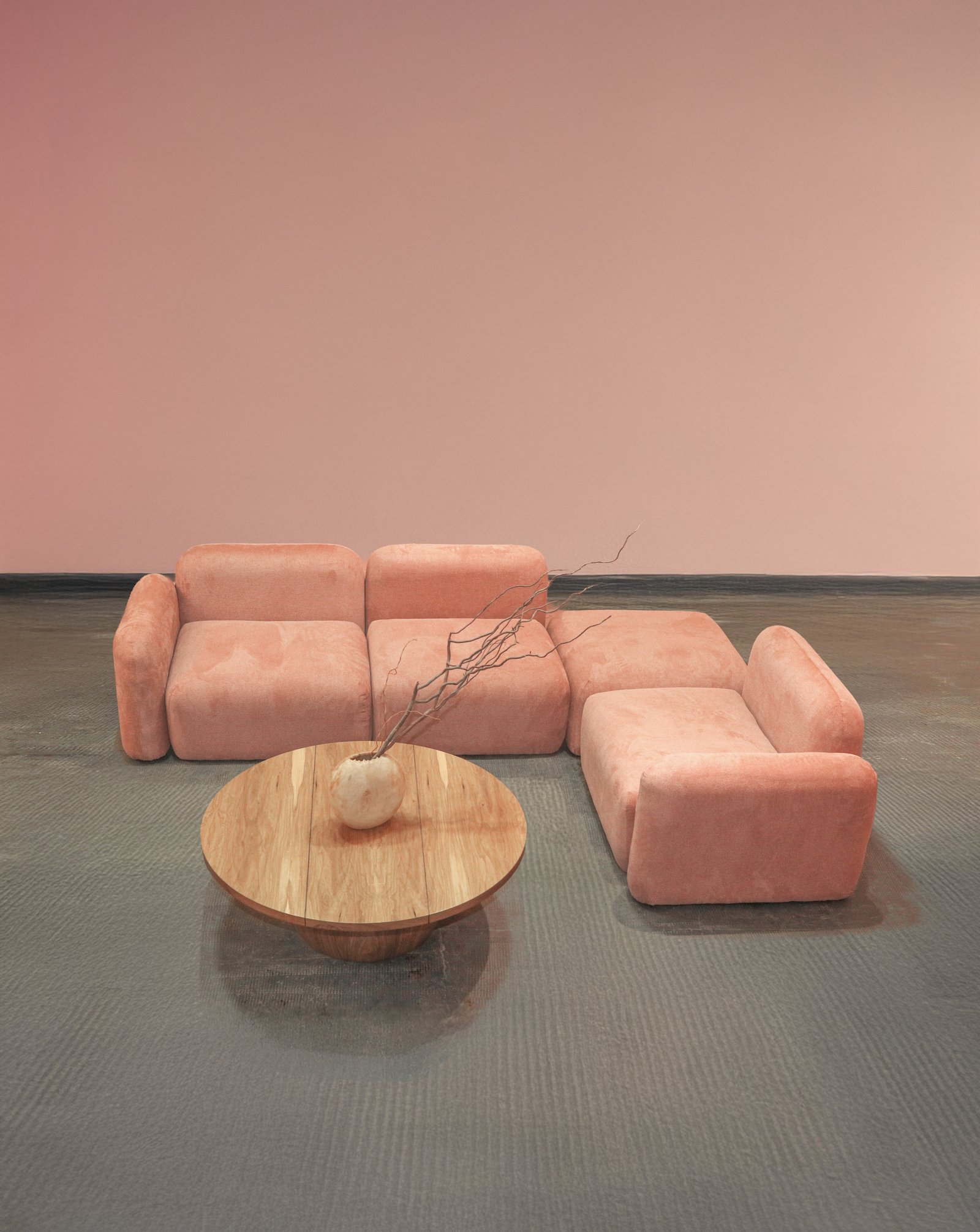 Living moderno con sofá modular rosa y mesa de madera — proyecto Living, por BLVD Furniture