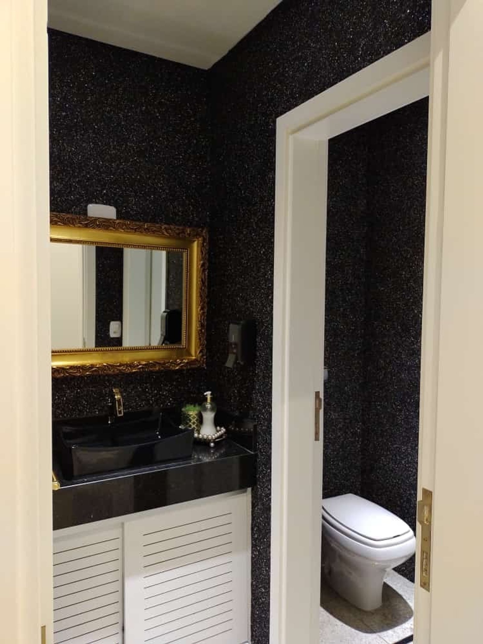 Baño moderno con papel mural brillante negro y lavabo de</h2> — proyecto Baño, por ecodecor argentina, en Buenos Aires