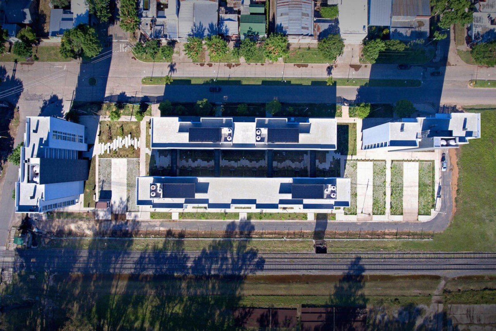 Edificio moderno con fachada geométrica y patios internos — proyecto Plan de viviendas Santa Fe, por PROTEX, en Baigorria