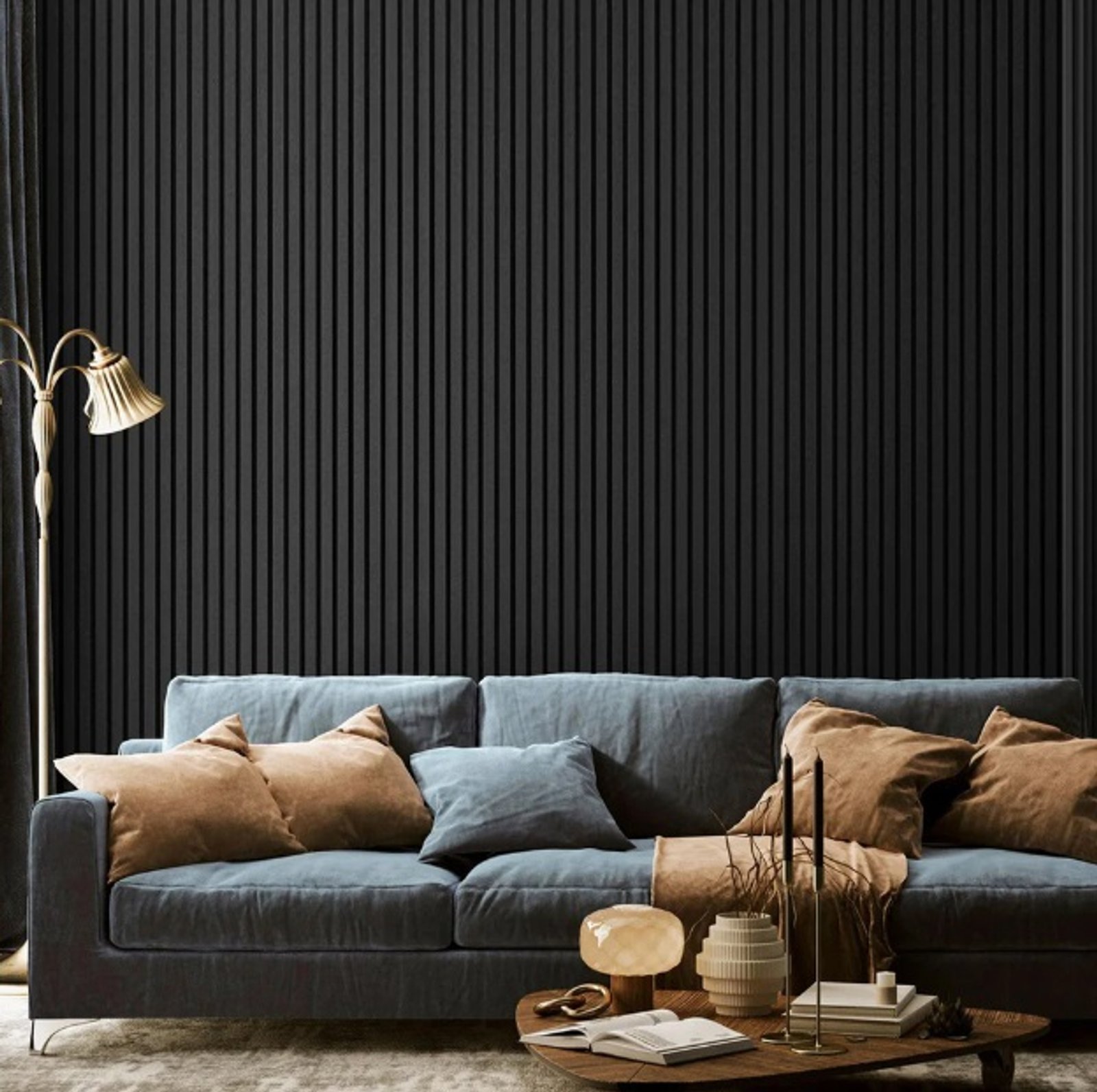 Living moderno con pared de lamas negras y sofá gris — proyecto Novel Wall Panel, por The Flooring Company