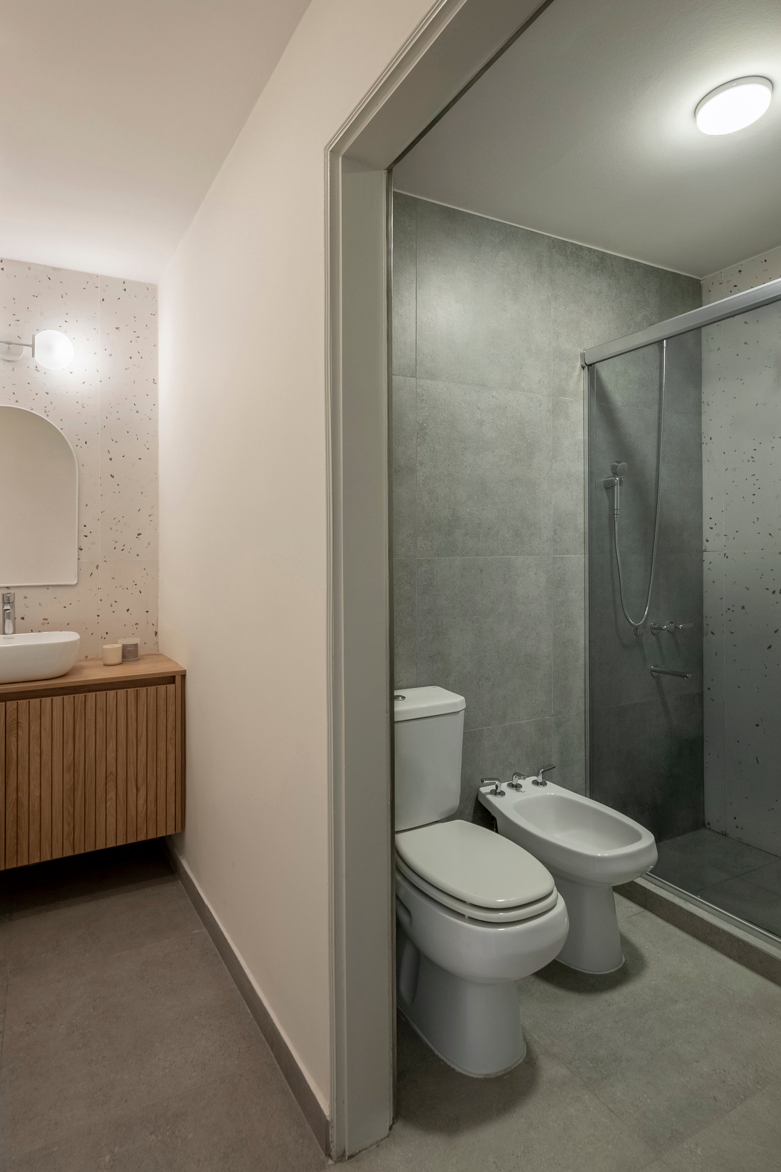 Baño moderno con detalles en concreto y madera — proyecto Ballester, por BK Arquitectos, en B1653 Villa Ballester