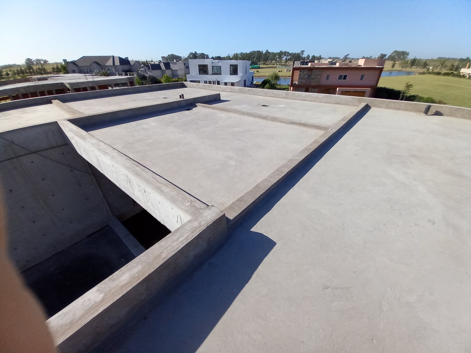 Construção de telhado e fachada de concreto aparente — projeto LA PROVIDENCIA LOTE 262, por IRALA CONSTRUCCIONES, em Carlos Spegazzini