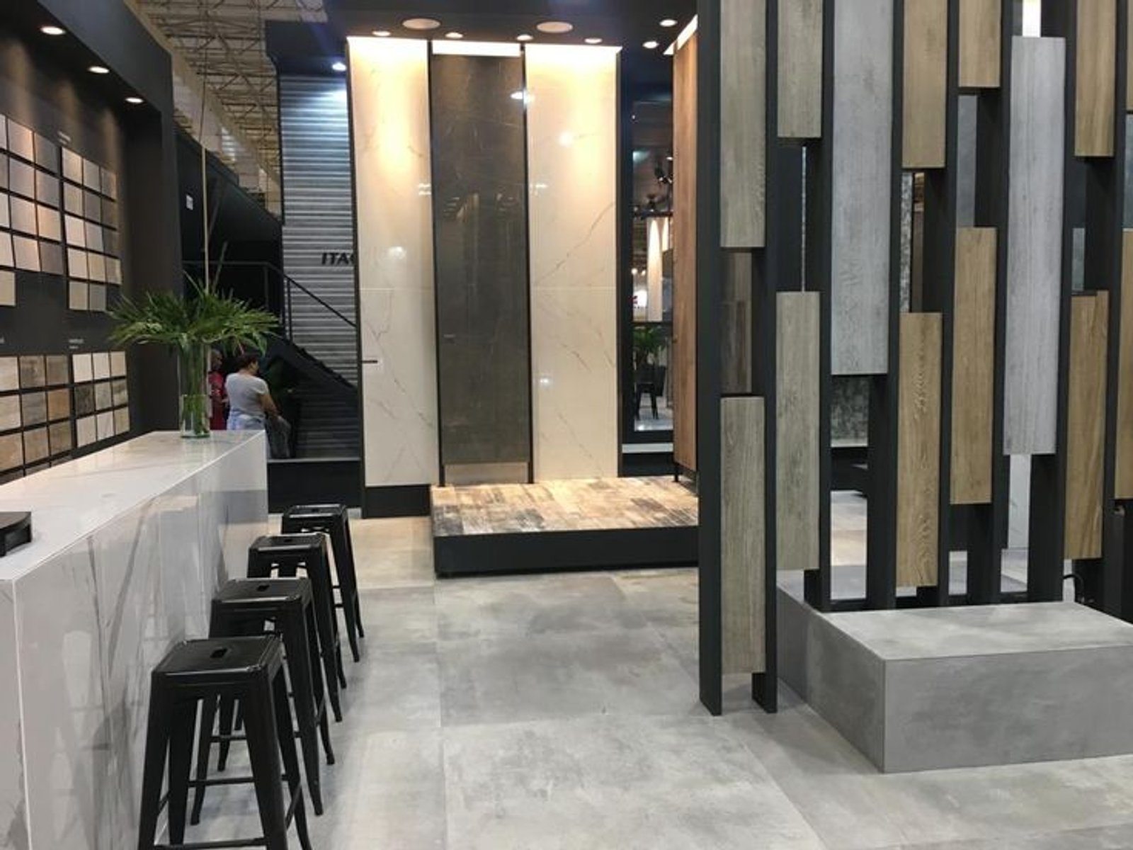 local comercial de cerámica moderno con exhibición de baldosas — proyecto Expo Revestir 2019, por Vite Porcellanato, en São Paulo