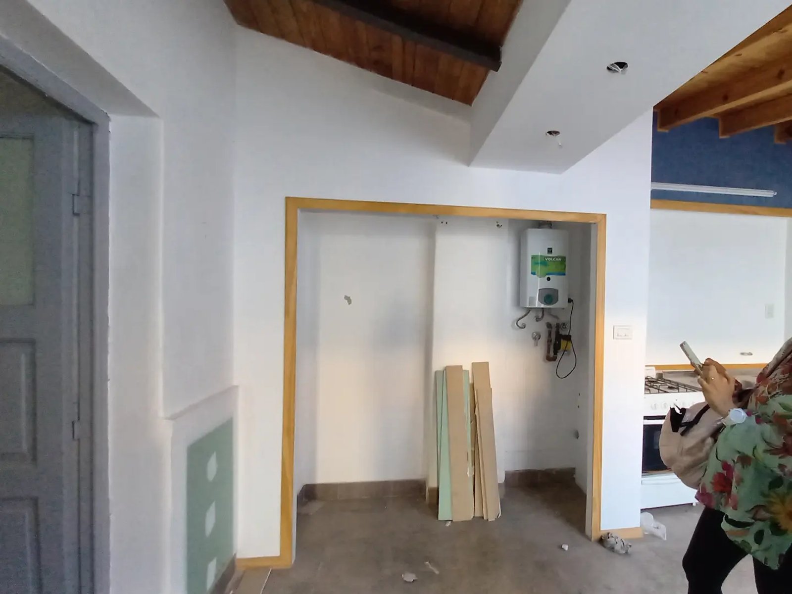 Espacio interior en construcción con vigas de madera expuestas — proyecto Taller Pachamama, por Luciana González Anderson, en Salta