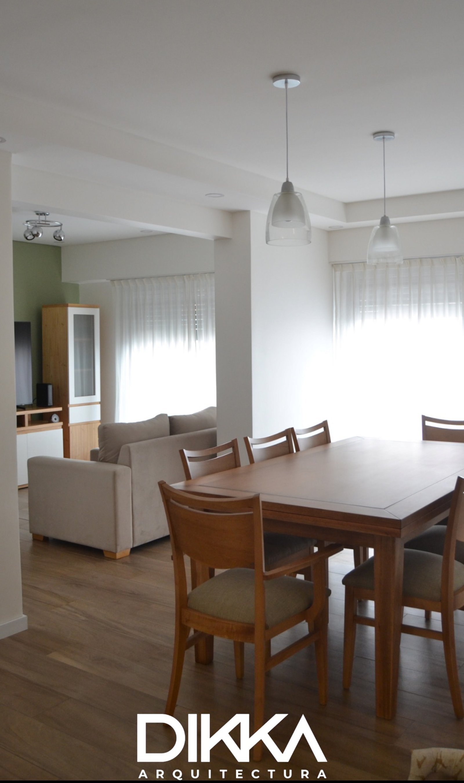 Sala de jantar moderna com sofá, mesa de madeira e pendentes — projeto DEPTO 15, por DIKKA Arquitecta, em Avellaneda