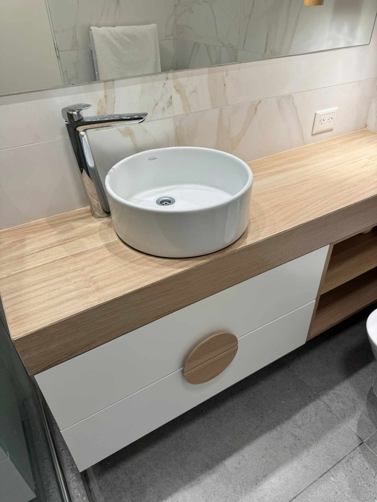Baño moderno con bacha redonda, grifería cromada y mueble blanco — proyecto Vera II, por MDBK Arquitectura, en Villa Crespo