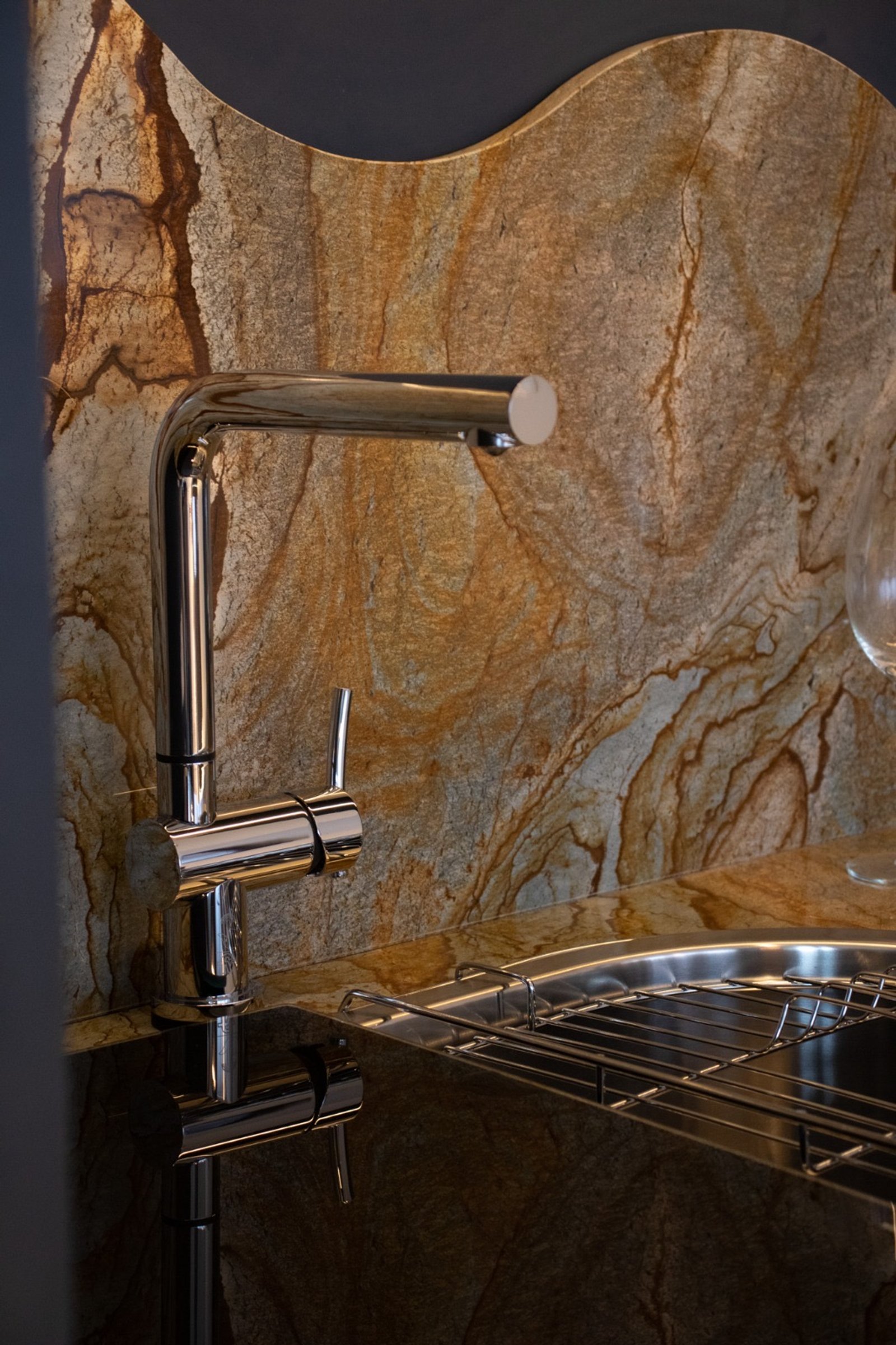cozinha moderna com revestimento de pedra espetacular e torneira articulada — projeto Flor de mar azul, por KUPERDESIGN CONSTRUCCIONES SRL, em Cdad. Autónoma de Buenos Aires