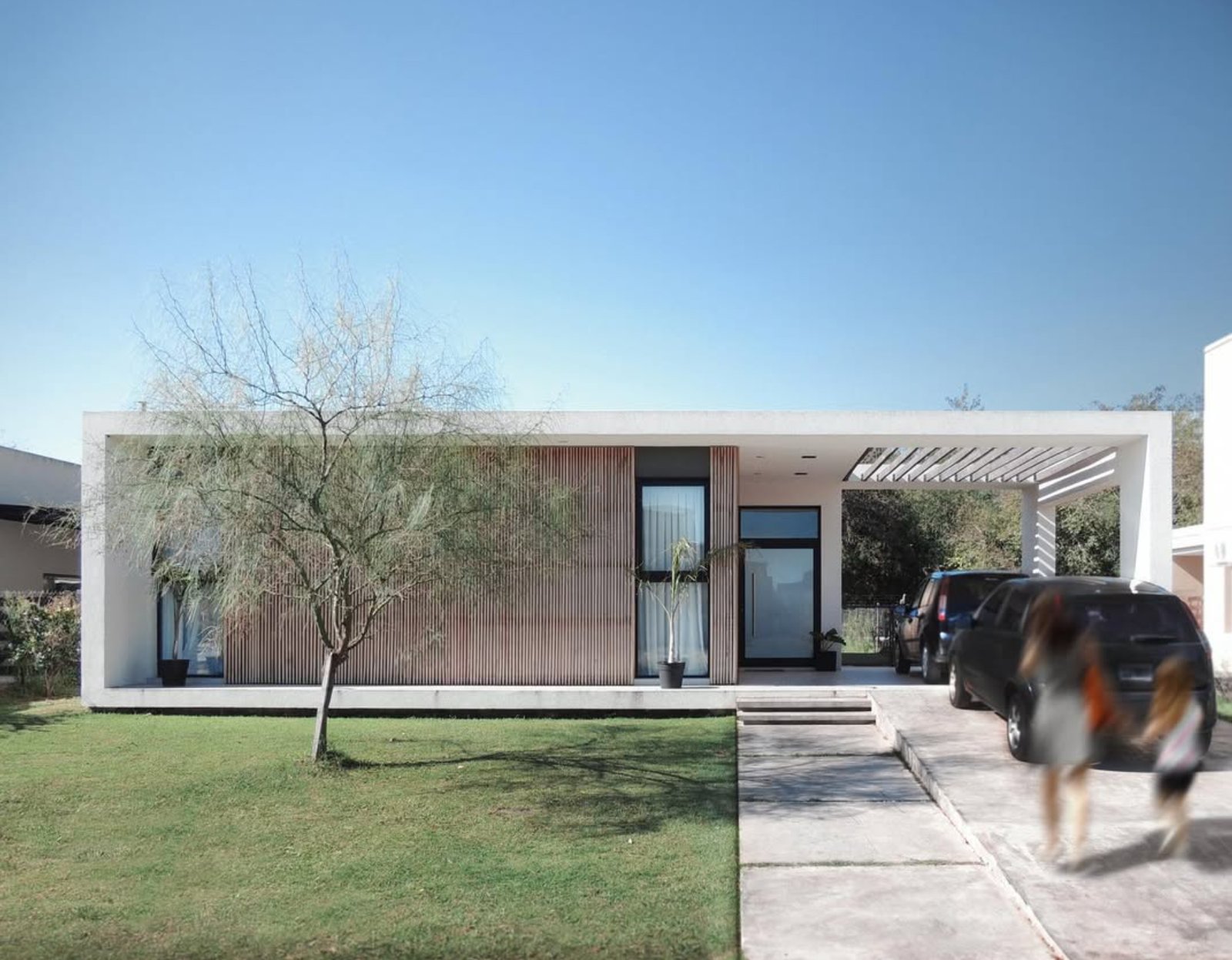 Casa moderna de una planta con fachada de madera y grandes ventanales — proyecto Los Arces , por MMCZ STUDIO, en Pilar Centro