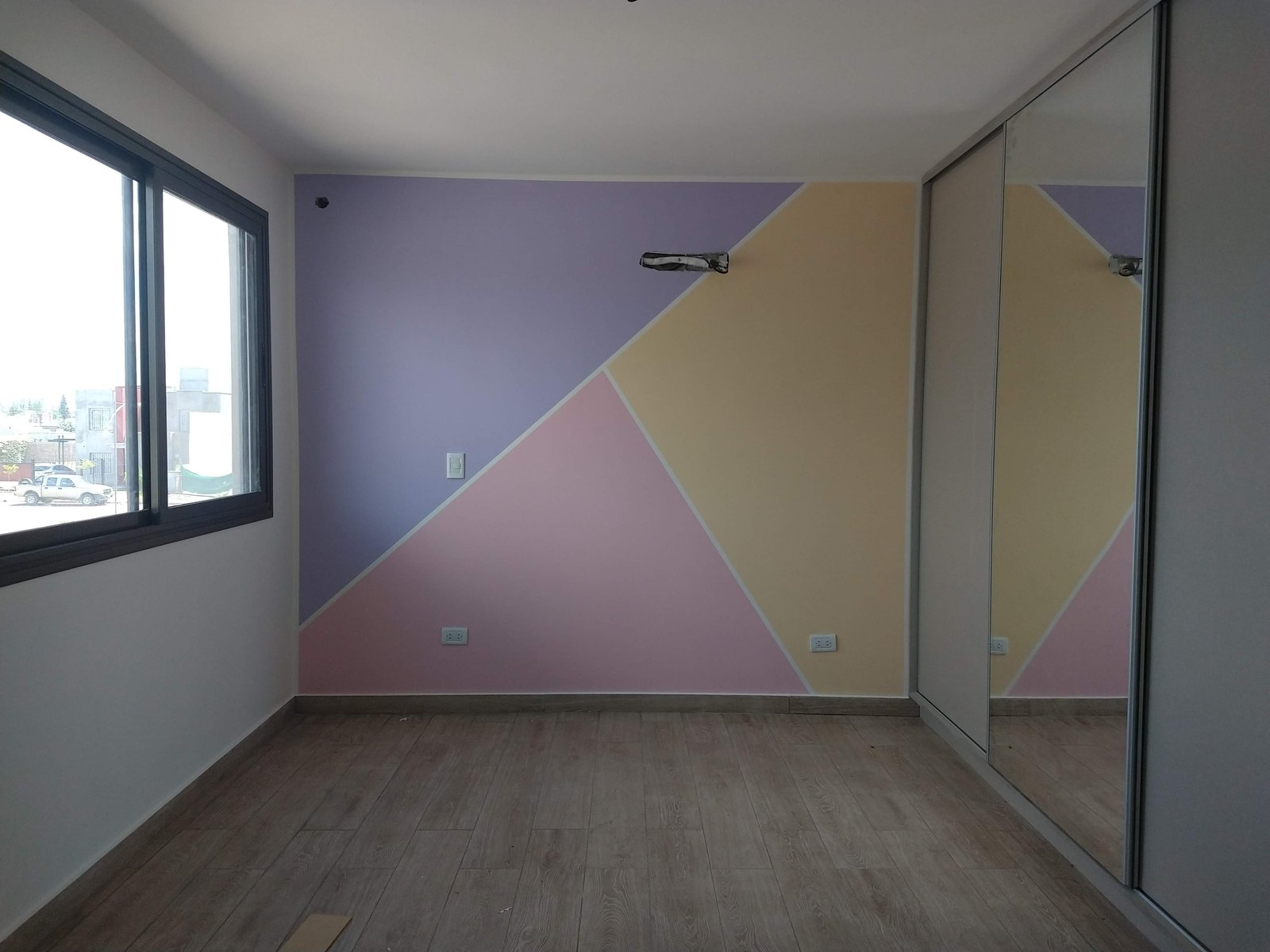 dormitorio con pared geométrica y placard espejado — proyecto Proyecto A-F, por TERROC, en Luján de Cuyo