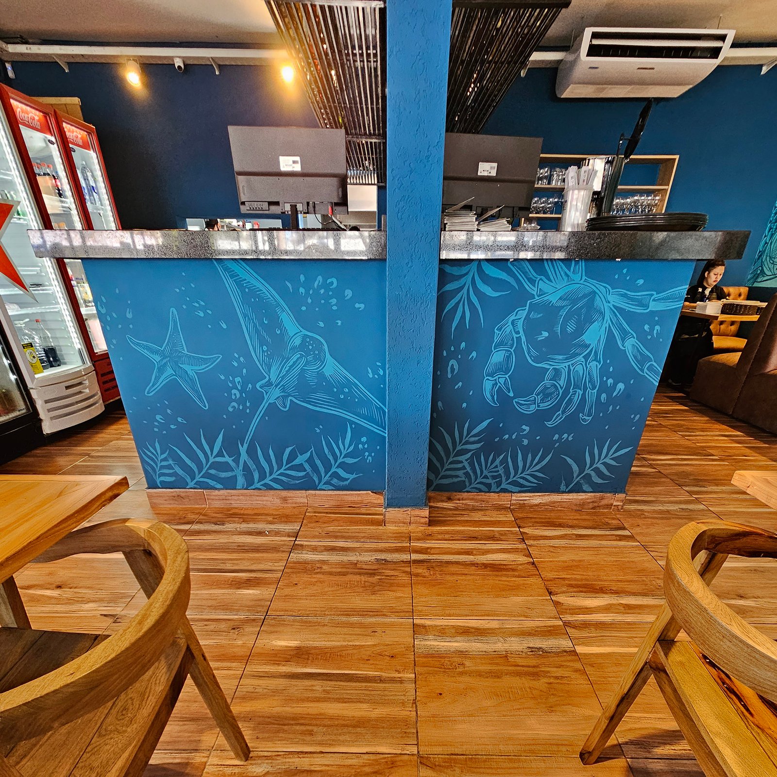 mostrador curvo azul con murales marinos — proyecto Chicha cocina peruana., por UN.MURAL, en Comisionado José Indart 2699